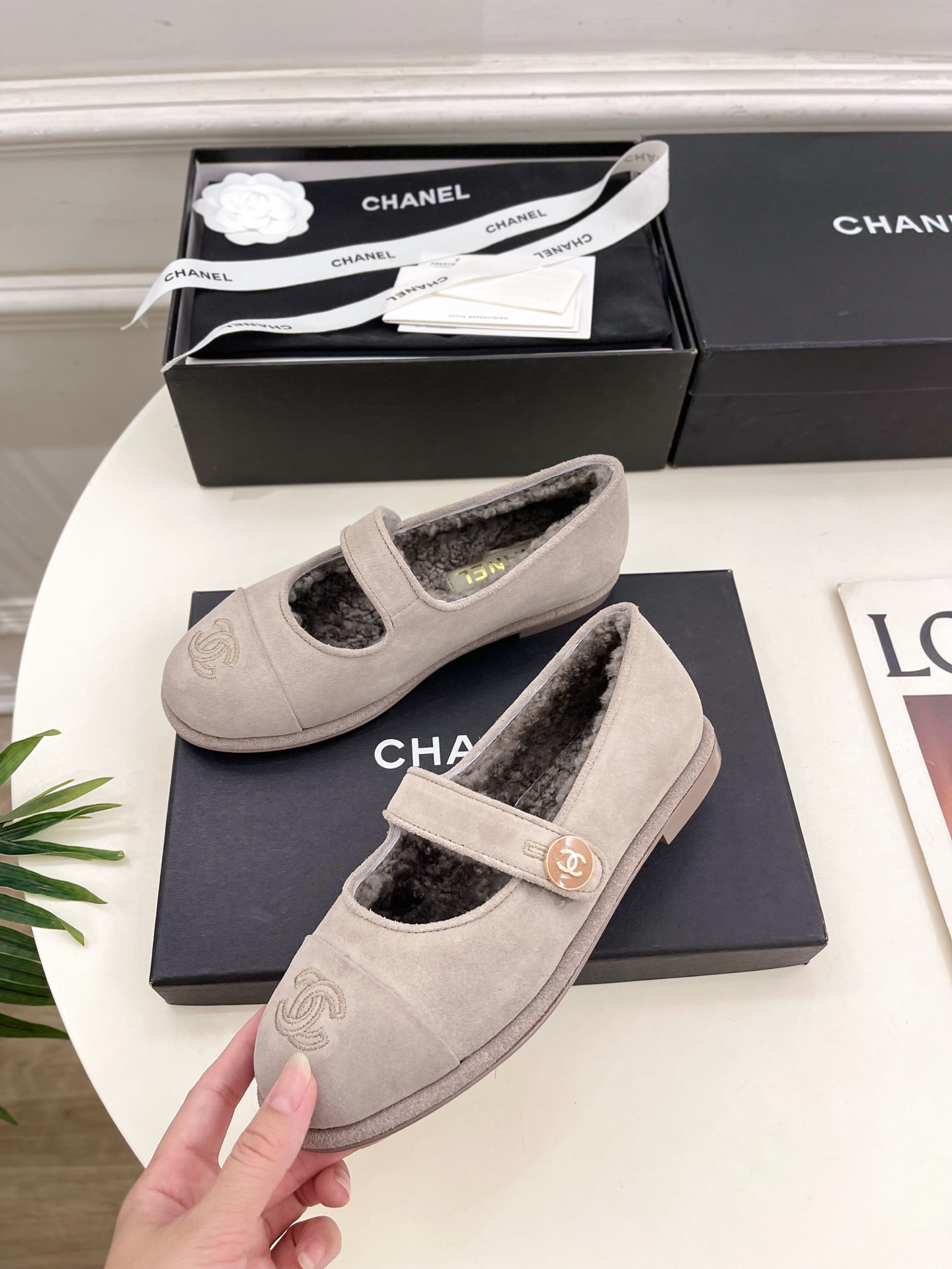 𝐂𝐇𝐀𝐍𝐄𝐋  | 小香  25𝐬𝐬 

🦋2025 秋冬新品  专柜经典款 小香双C扣玛丽珍毛毛鞋系列