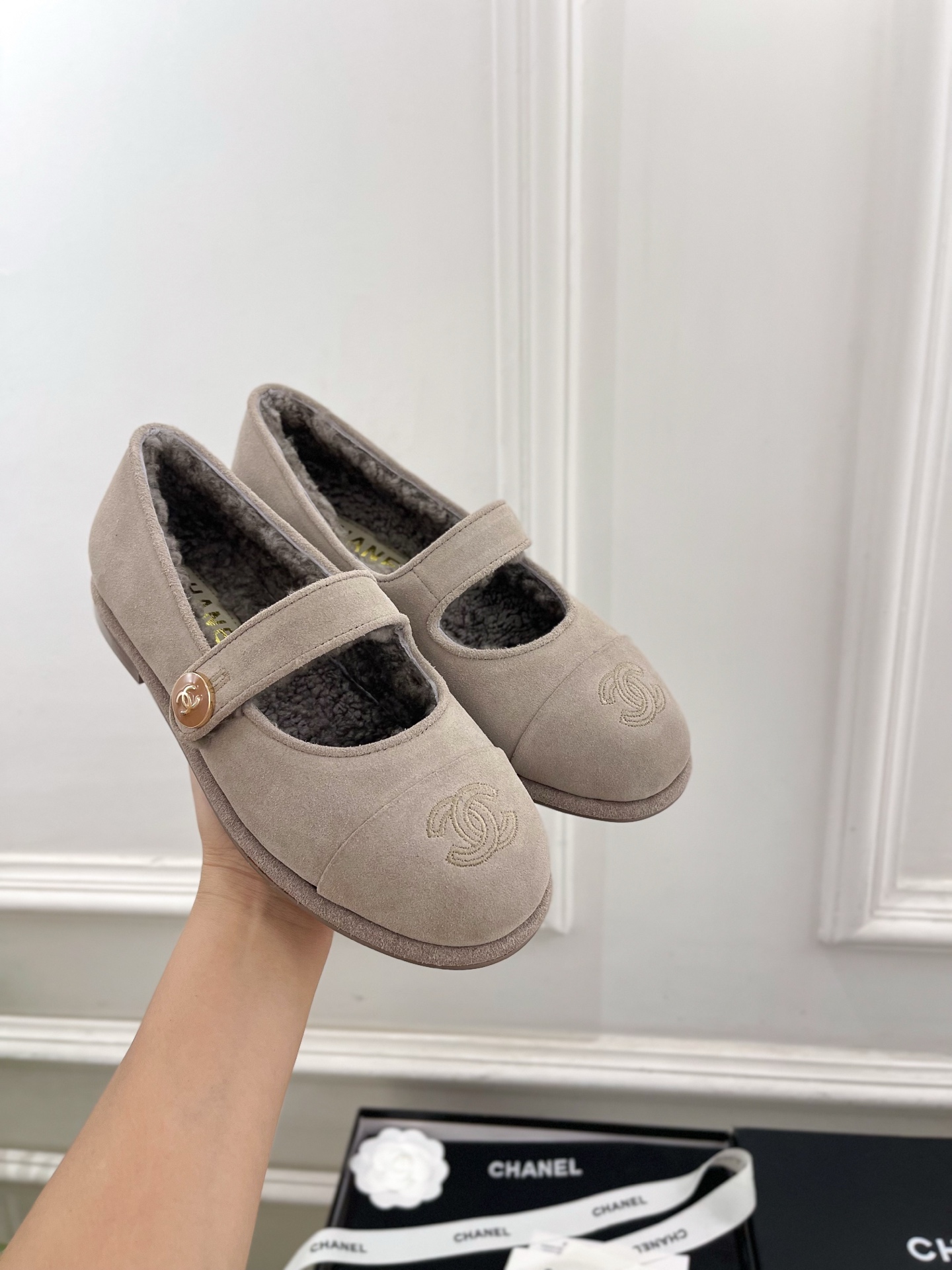 𝐂𝐇𝐀𝐍𝐄𝐋  | 小香  25𝐬𝐬 

🦋2025 秋冬新品  专柜经典款 小香双C扣玛丽珍毛毛鞋系列