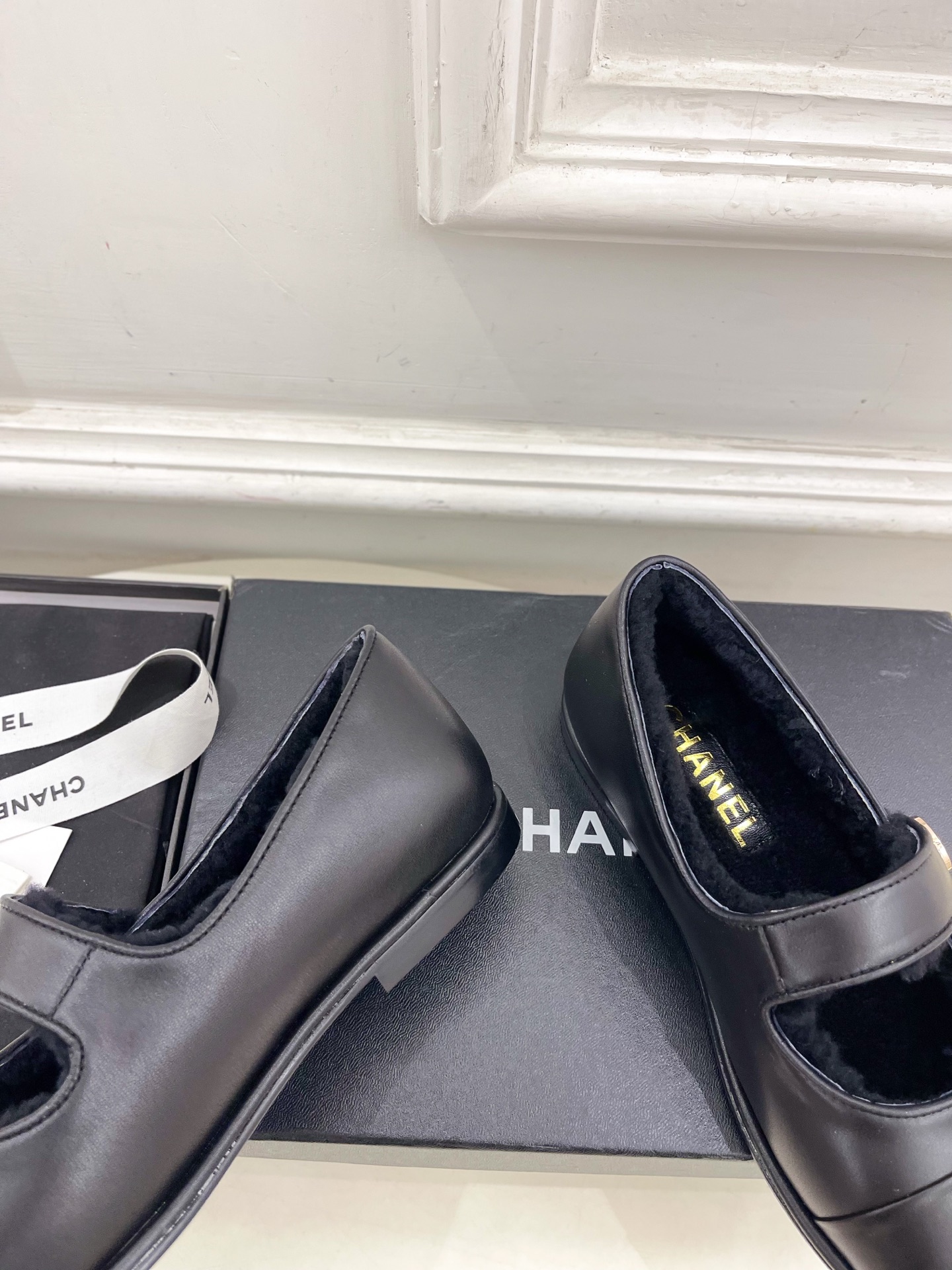 𝐂𝐇𝐀𝐍𝐄𝐋  | 小香  25𝐬𝐬 

🦋2025 秋冬新品  专柜经典款 小香双C扣玛丽珍毛毛鞋系列
