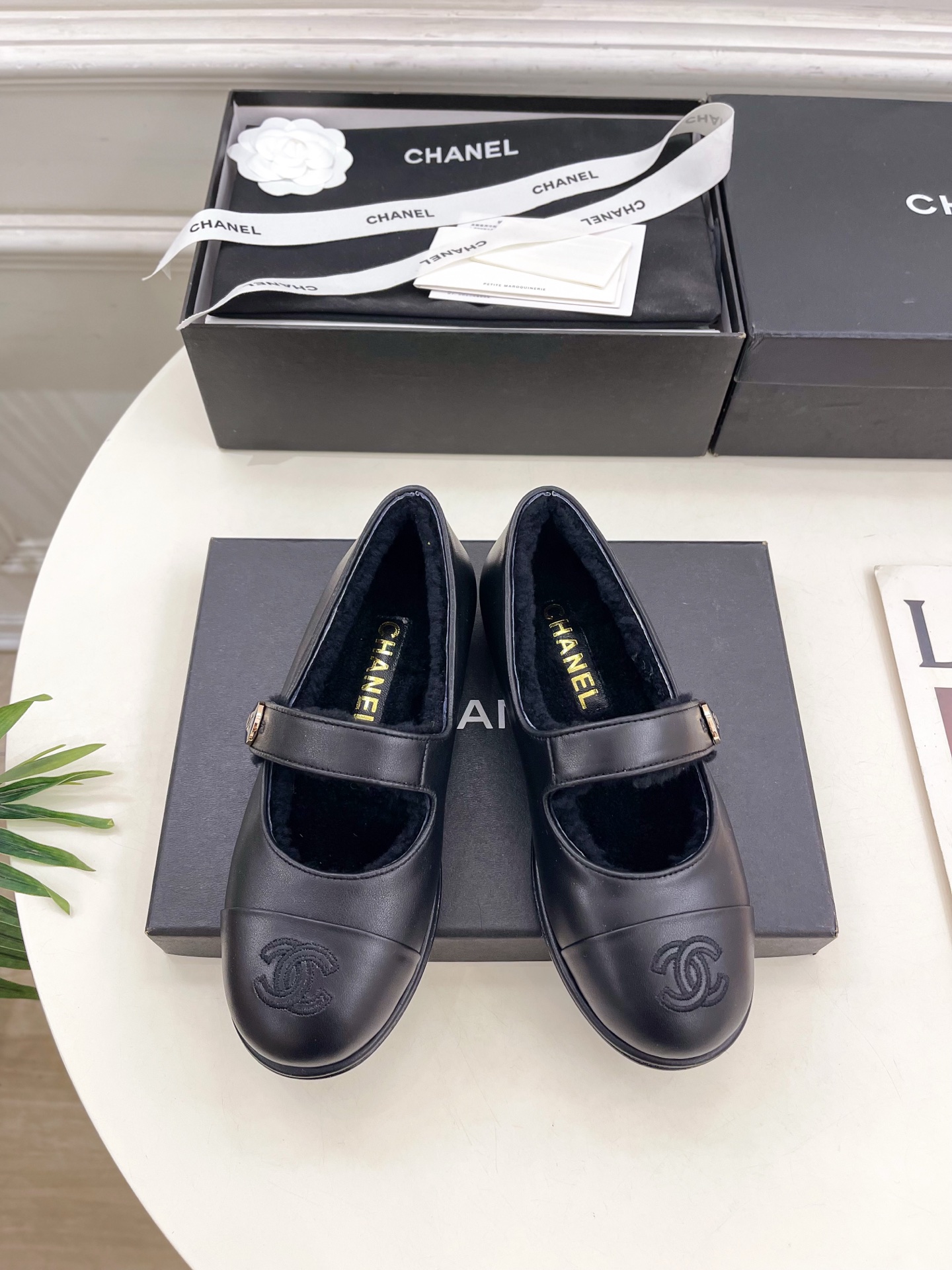 𝐂𝐇𝐀𝐍𝐄𝐋  | 小香  25𝐬𝐬 

🦋2025 秋冬新品  专柜经典款 小香双C扣玛丽珍毛毛鞋系列