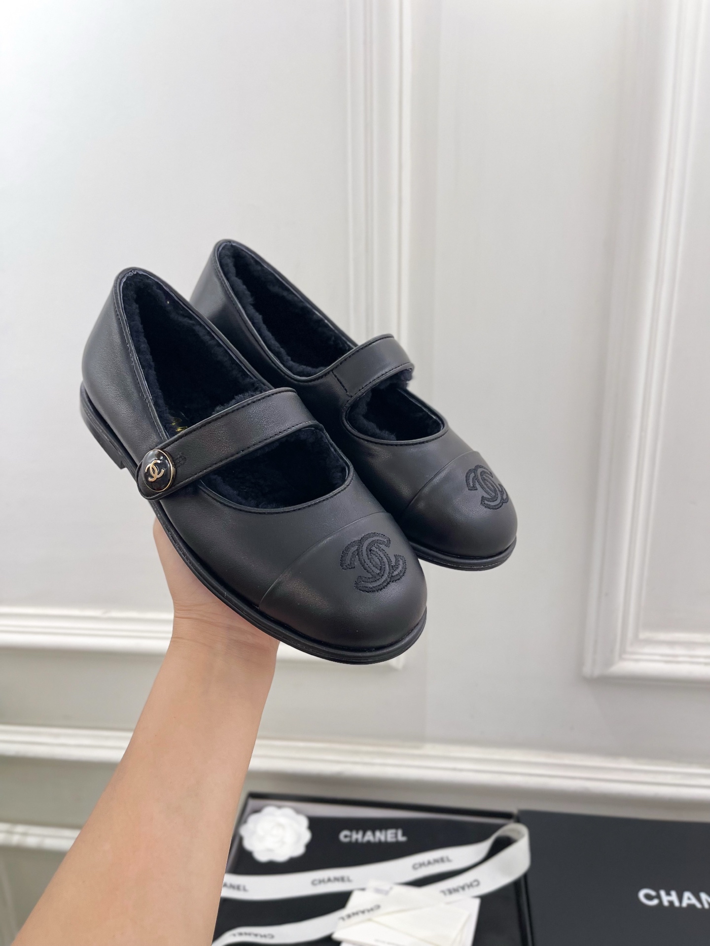 𝐂𝐇𝐀𝐍𝐄𝐋  | 小香  25𝐬𝐬 

🦋2025 秋冬新品  专柜经典款 小香双C扣玛丽珍毛毛鞋系列