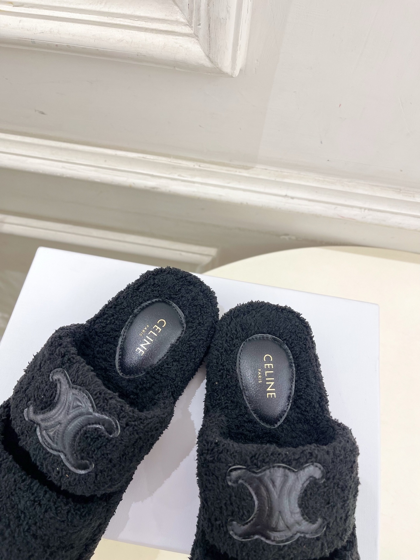 CELINE | 赛琳 25𝐬𝐬
💛2025秋冬新品 凯旋门厚底毛毛拖鞋上新!
🔜BS 这一季