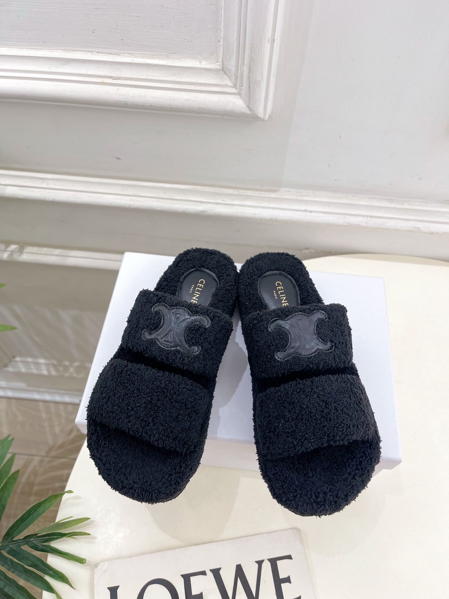 CELINE | 赛琳 25𝐬𝐬
💛2025秋冬新品 凯旋门厚底毛毛拖鞋上新!
🔜BS 这一季