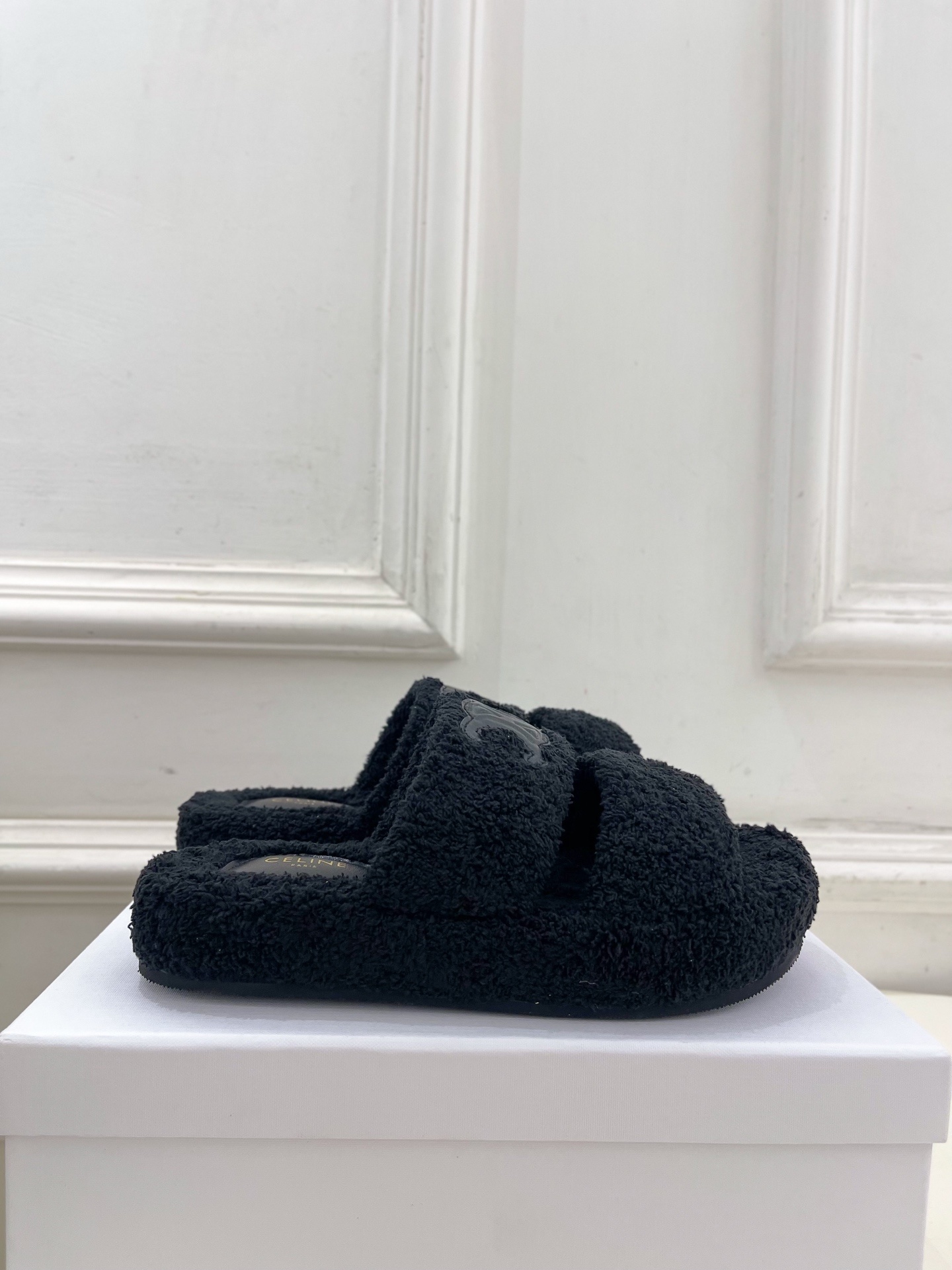 CELINE | 赛琳 25𝐬𝐬
💛2025秋冬新品 凯旋门厚底毛毛拖鞋上新!
🔜BS 这一季