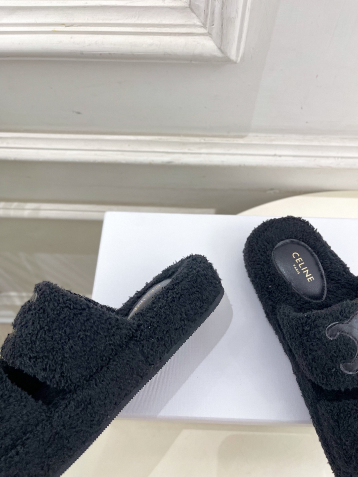 CELINE | 赛琳 25𝐬𝐬
💛2025秋冬新品 凯旋门厚底毛毛拖鞋上新!
🔜BS 这一季