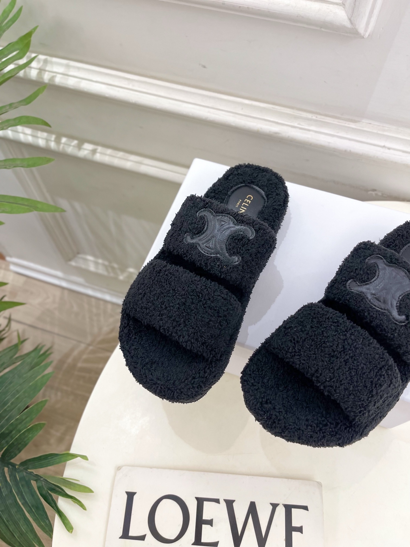 CELINE | 赛琳 25𝐬𝐬
💛2025秋冬新品 凯旋门厚底毛毛拖鞋上新!
🔜BS 这一季