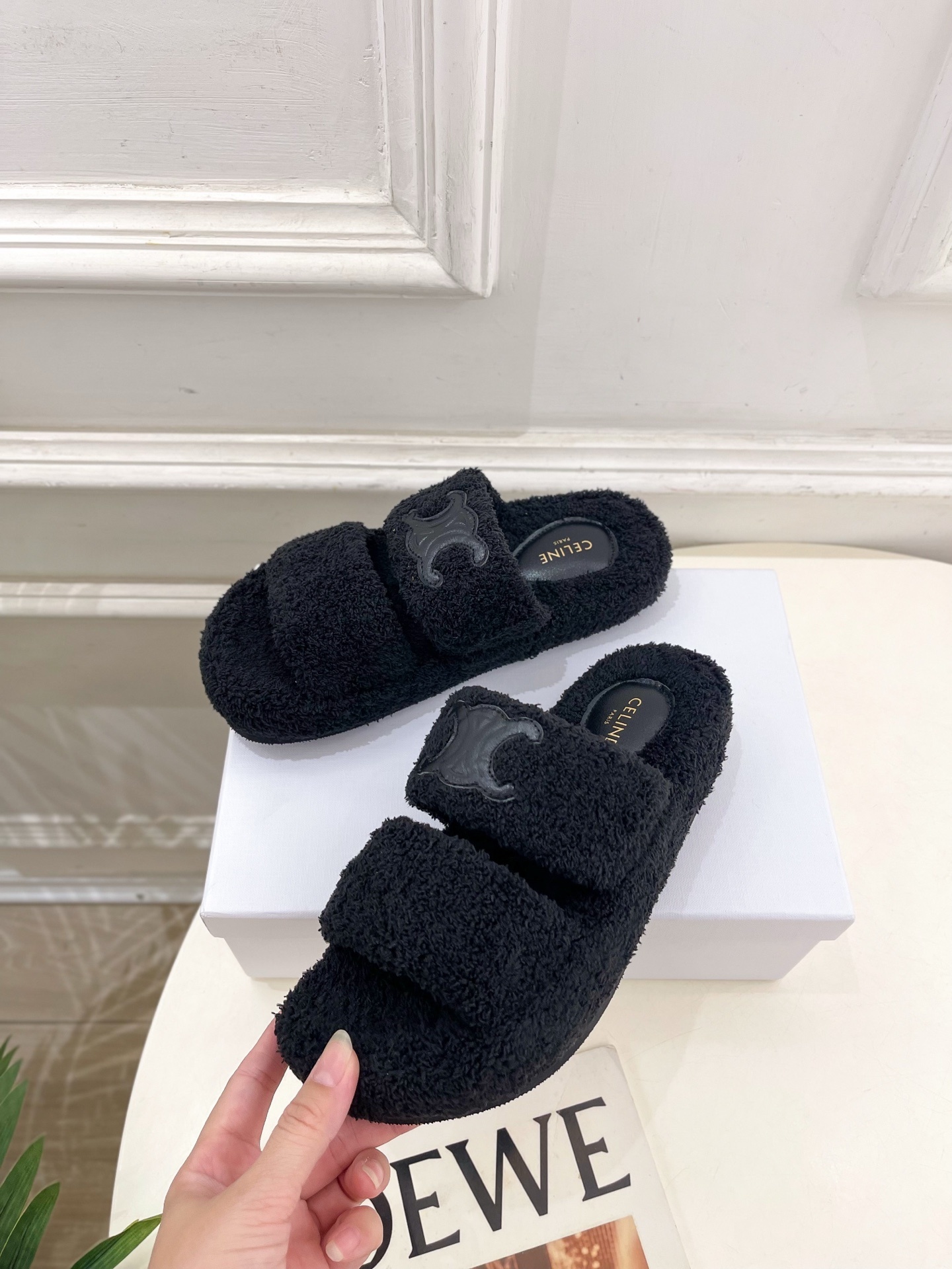 CELINE | 赛琳 25𝐬𝐬
💛2025秋冬新品 凯旋门厚底毛毛拖鞋上新!
🔜BS 这一季