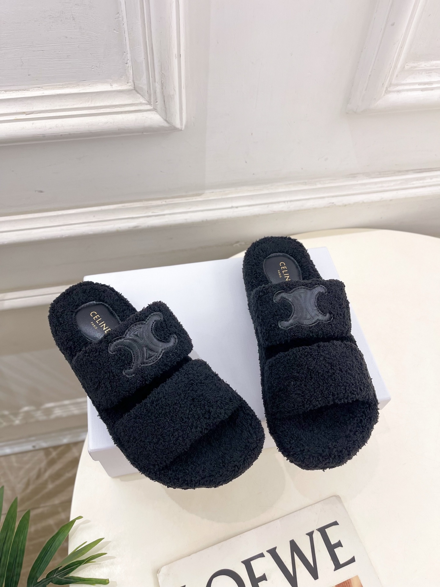 CELINE | 赛琳 25𝐬𝐬
💛2025秋冬新品 凯旋门厚底毛毛拖鞋上新!
🔜BS 这一季