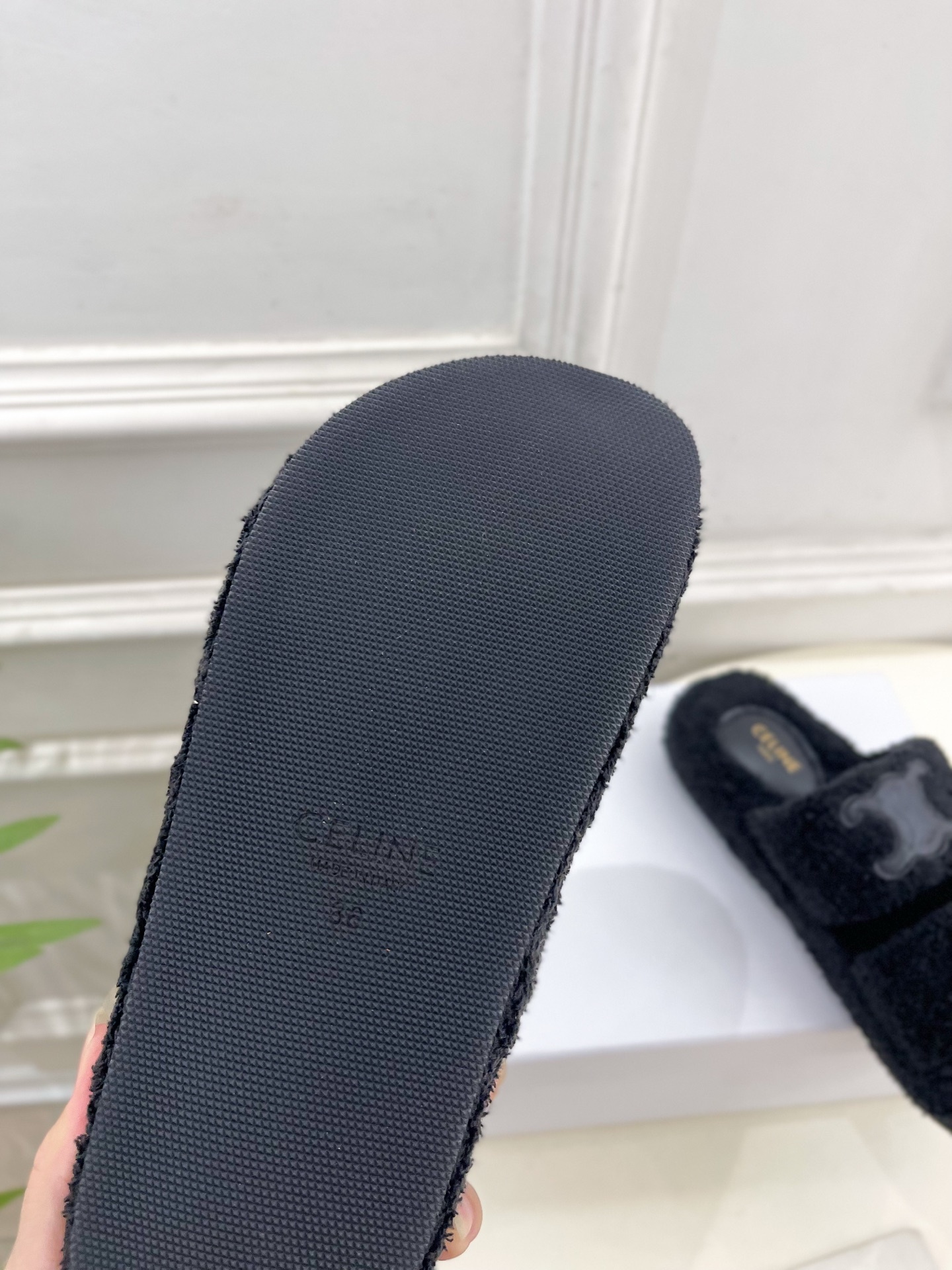 CELINE | 赛琳 25𝐬𝐬
💛2025秋冬新品 凯旋门厚底毛毛拖鞋上新!
🔜BS 这一季