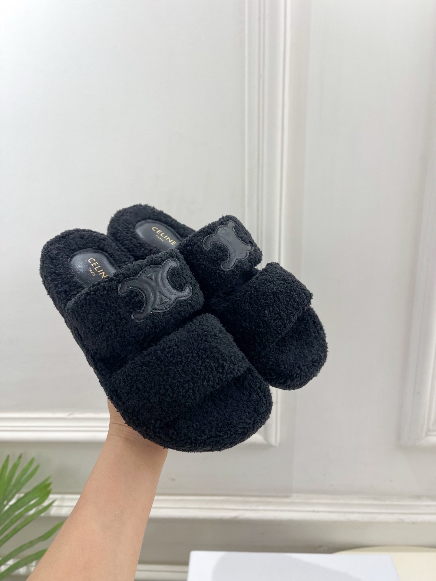 CELINE | 赛琳 25𝐬𝐬
💛2025秋冬新品 凯旋门厚底毛毛拖鞋上新!
🔜BS 这一季
