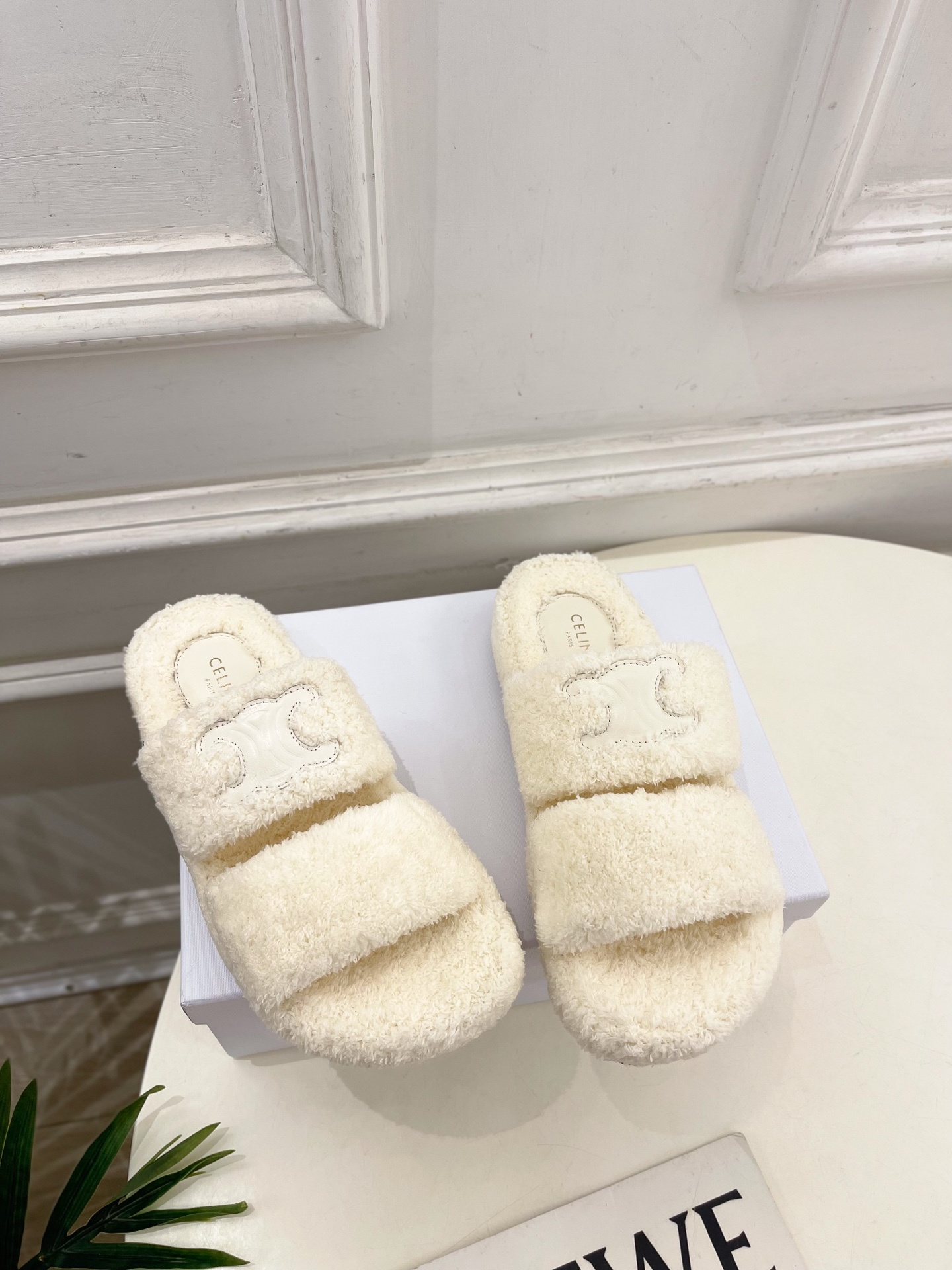 CELINE | 赛琳 25𝐬𝐬
💛2025秋冬新品 凯旋门厚底毛毛拖鞋上新!
🔜BS 这一季
