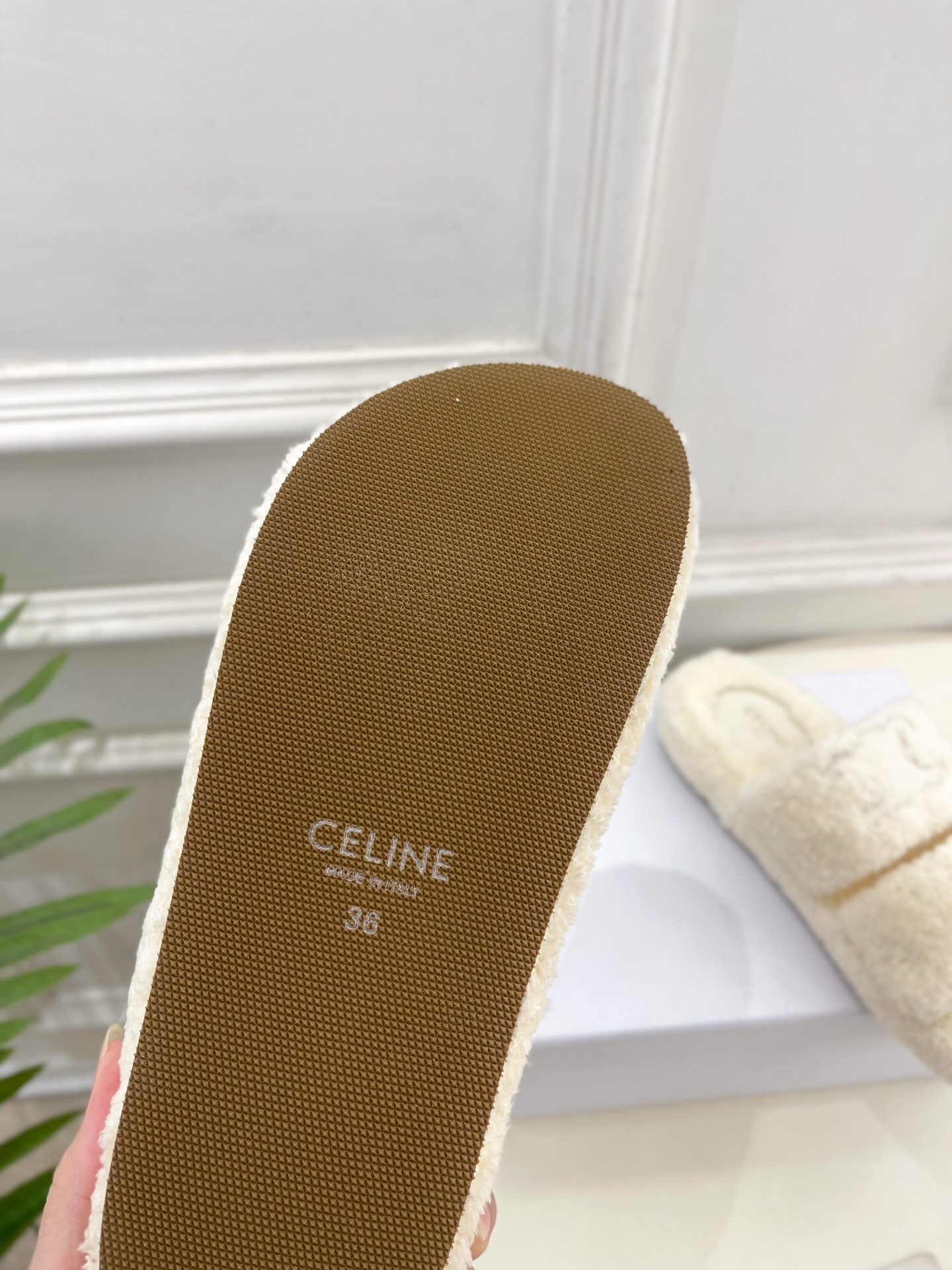 CELINE | 赛琳 25𝐬𝐬
💛2025秋冬新品 凯旋门厚底毛毛拖鞋上新!
🔜BS 这一季