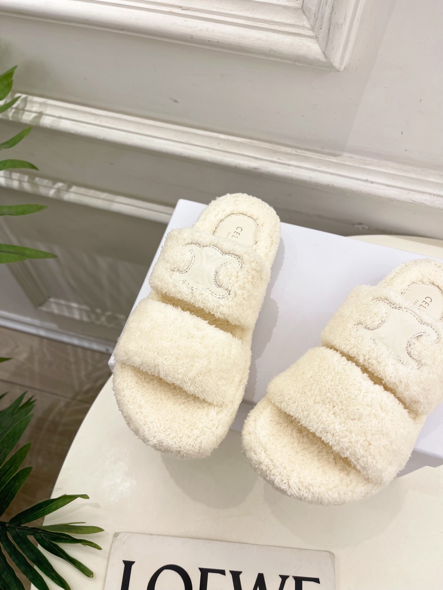 CELINE | 赛琳 25𝐬𝐬
💛2025秋冬新品 凯旋门厚底毛毛拖鞋上新!
🔜BS 这一季