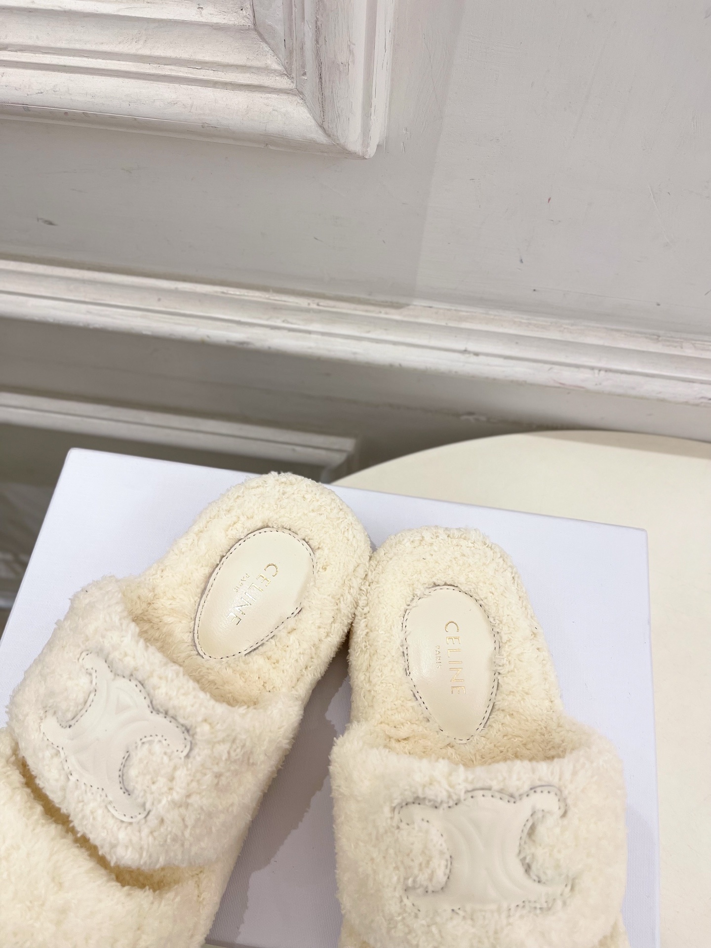 CELINE | 赛琳 25𝐬𝐬
💛2025秋冬新品 凯旋门厚底毛毛拖鞋上新!
🔜BS 这一季