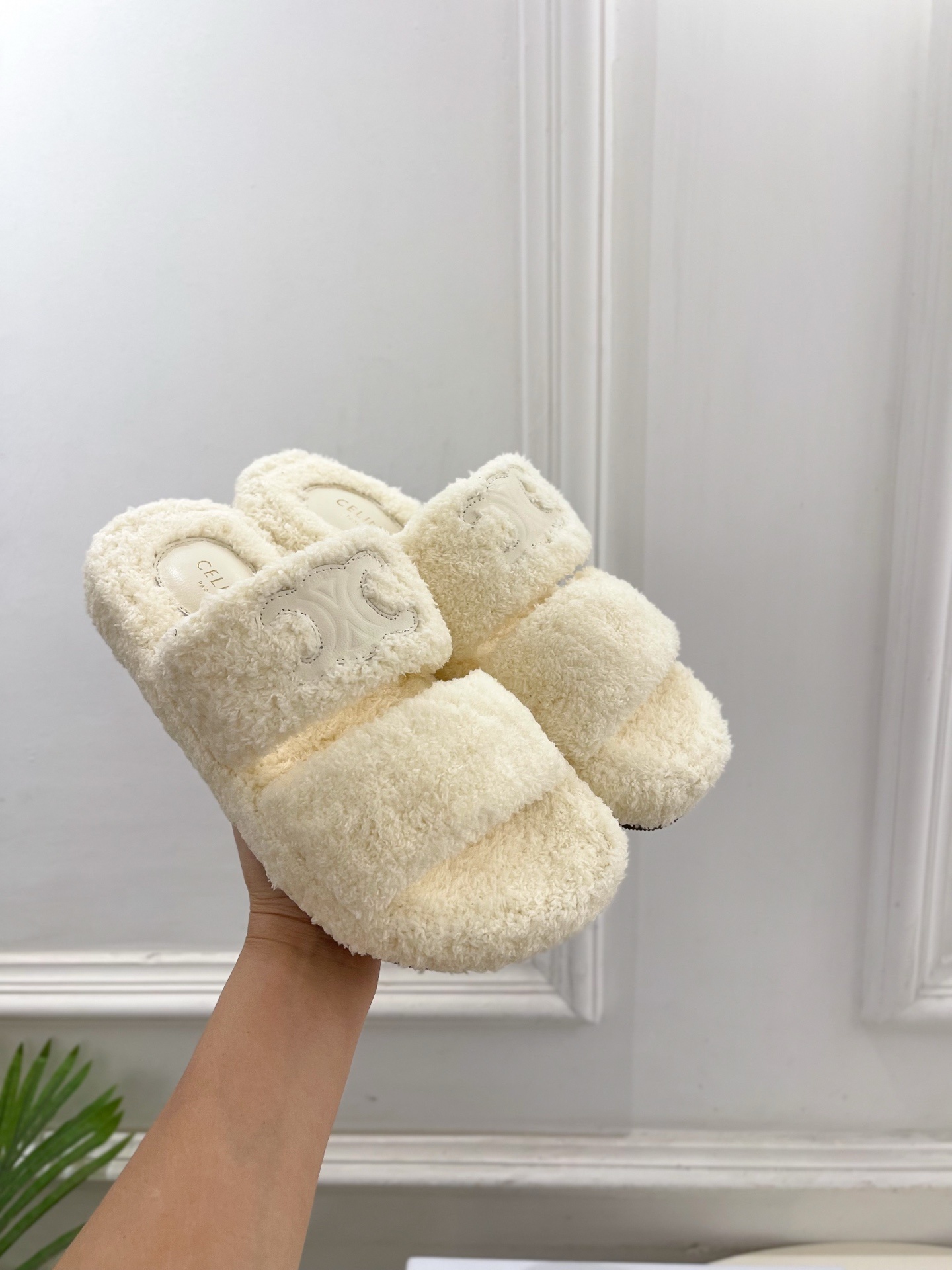 CELINE | 赛琳 25𝐬𝐬
💛2025秋冬新品 凯旋门厚底毛毛拖鞋上新!
🔜BS 这一季