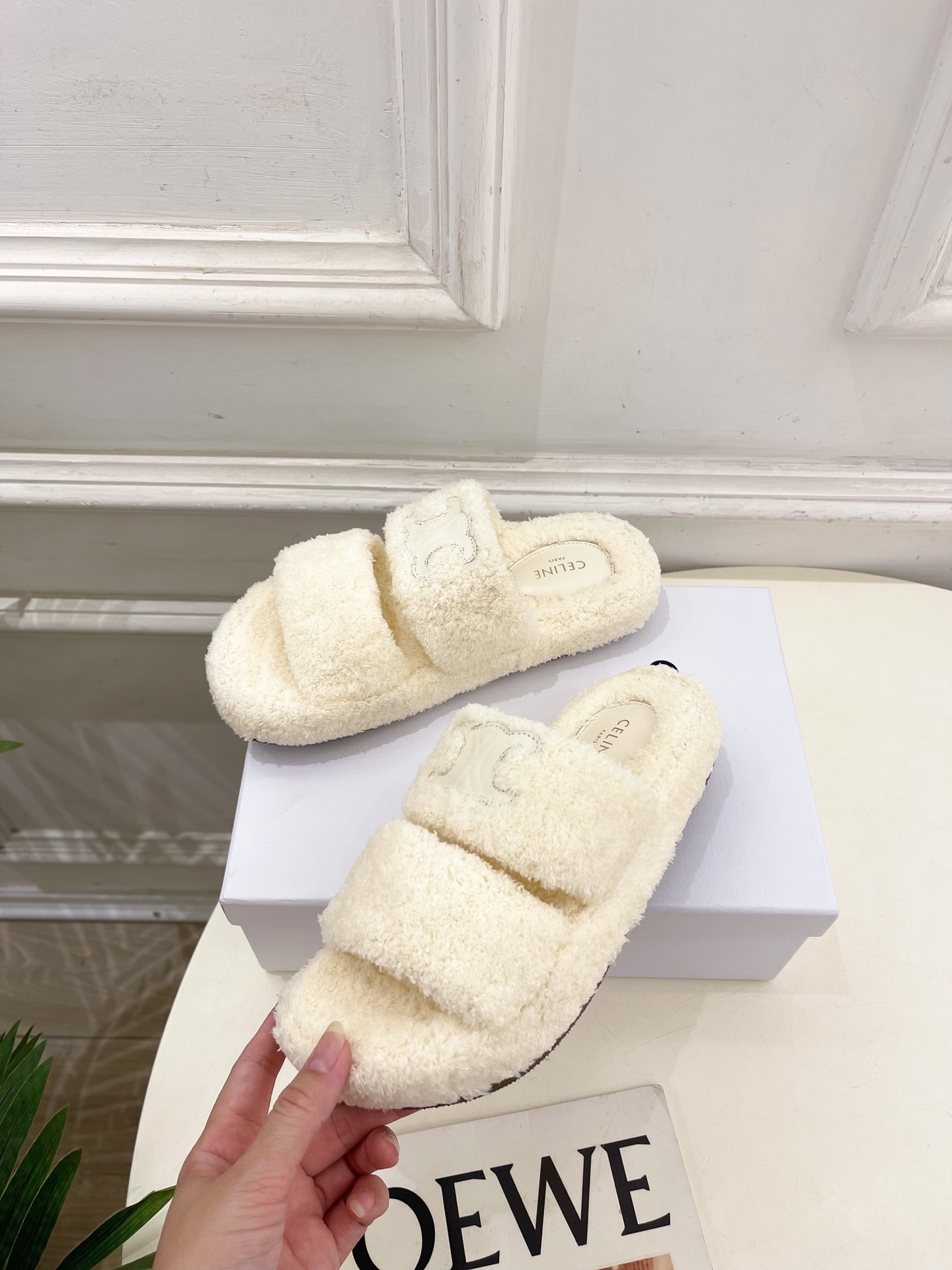 CELINE | 赛琳 25𝐬𝐬
💛2025秋冬新品 凯旋门厚底毛毛拖鞋上新!
🔜BS 这一季