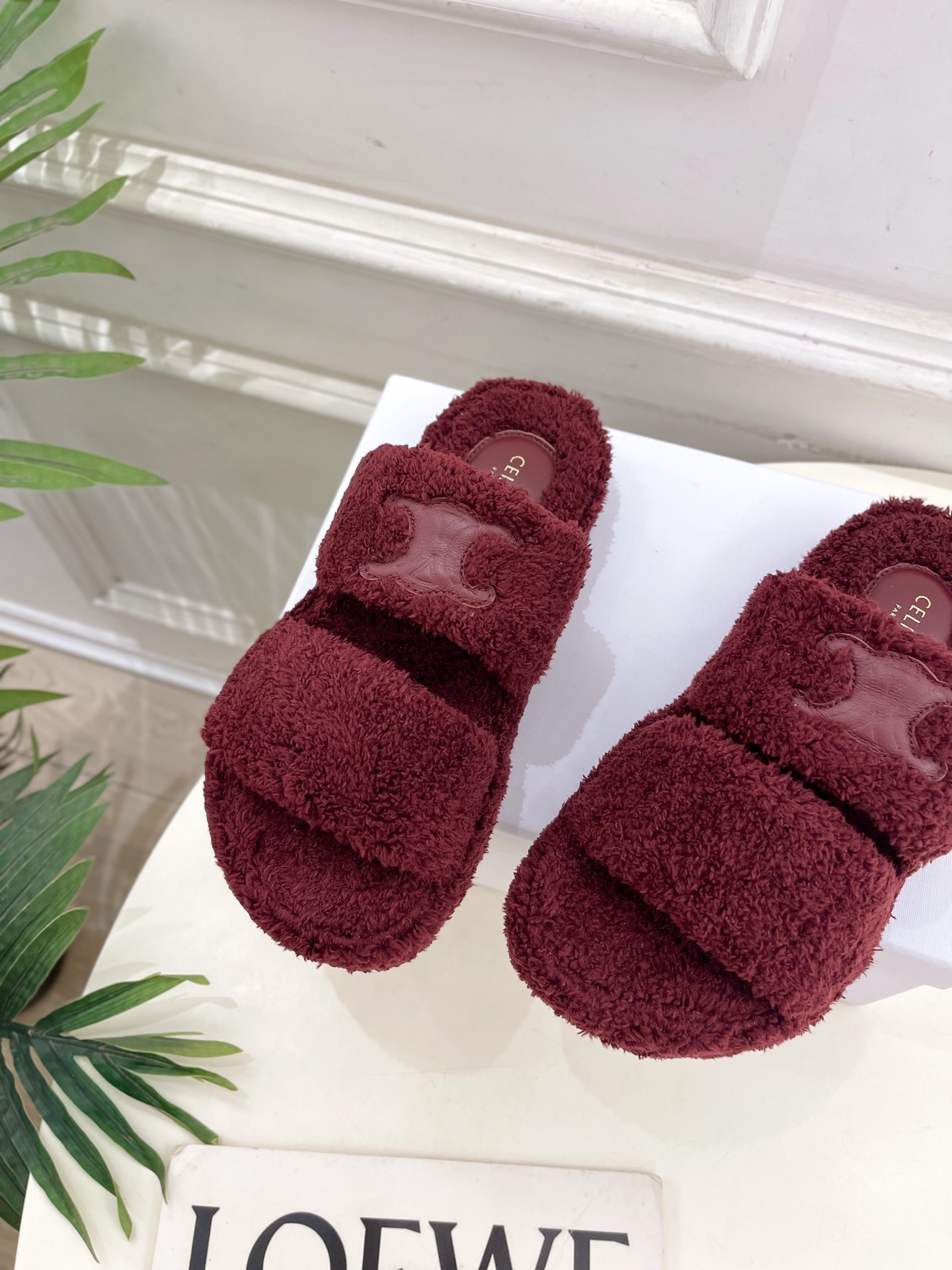 CELINE | 赛琳 25𝐬𝐬
💛2025秋冬新品 凯旋门厚底毛毛拖鞋上新!
🔜BS 这一季