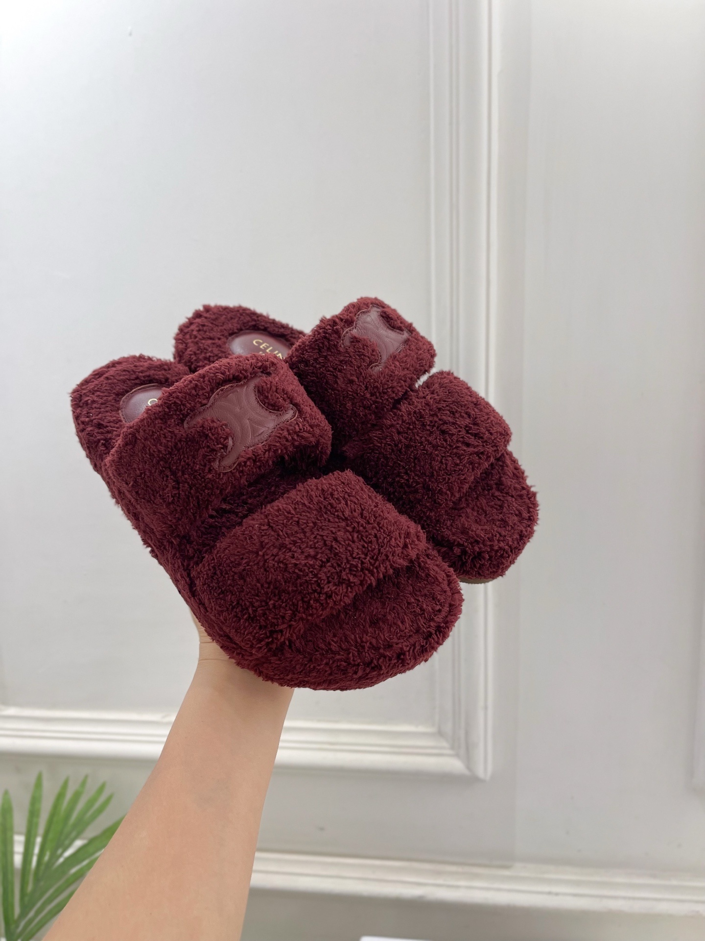 CELINE | 赛琳 25𝐬𝐬
💛2025秋冬新品 凯旋门厚底毛毛拖鞋上新!
🔜BS 这一季