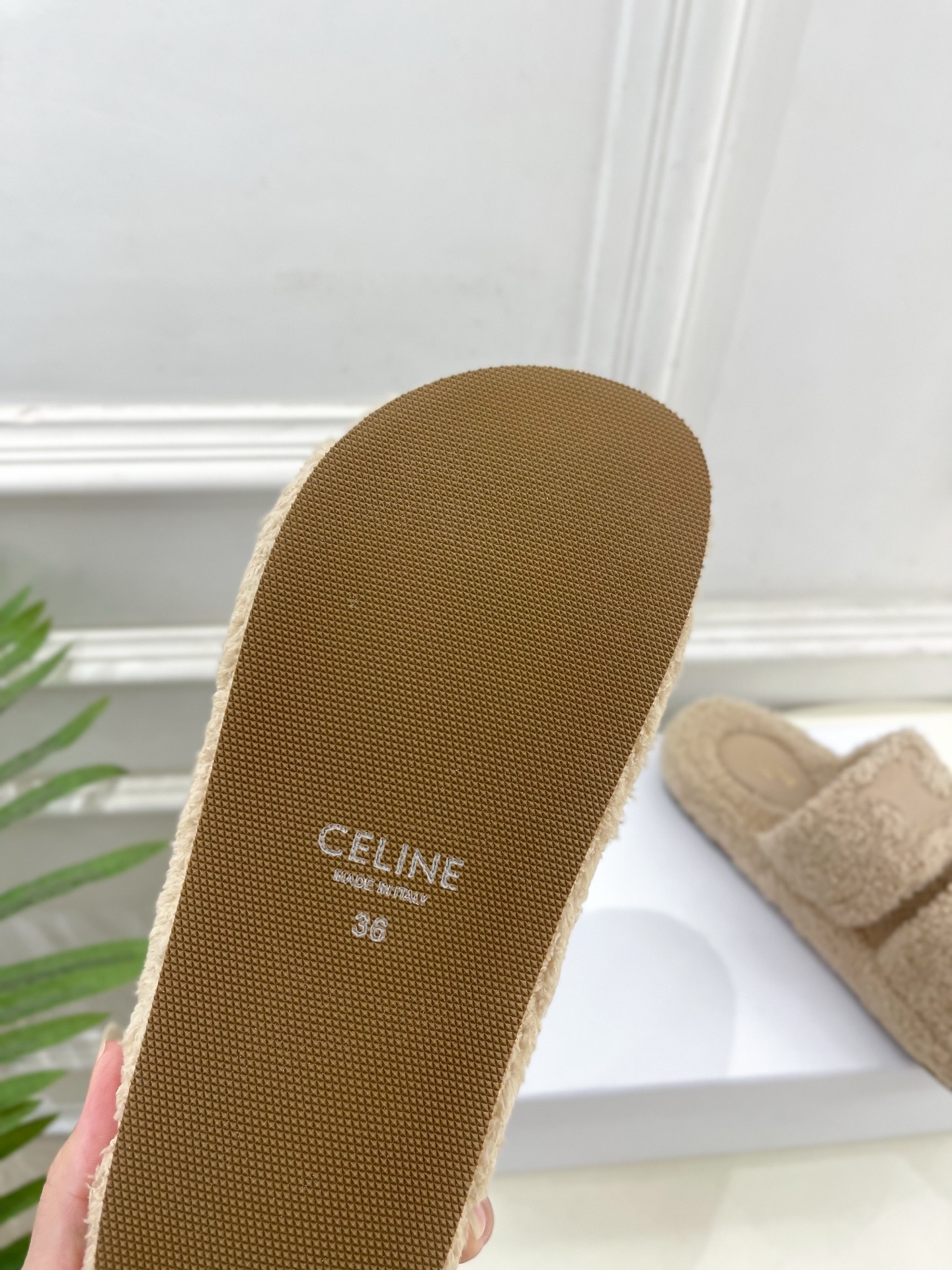 CELINE | 赛琳 25𝐬𝐬
💛2025秋冬新品 凯旋门厚底毛毛拖鞋上新!
🔜BS 这一季