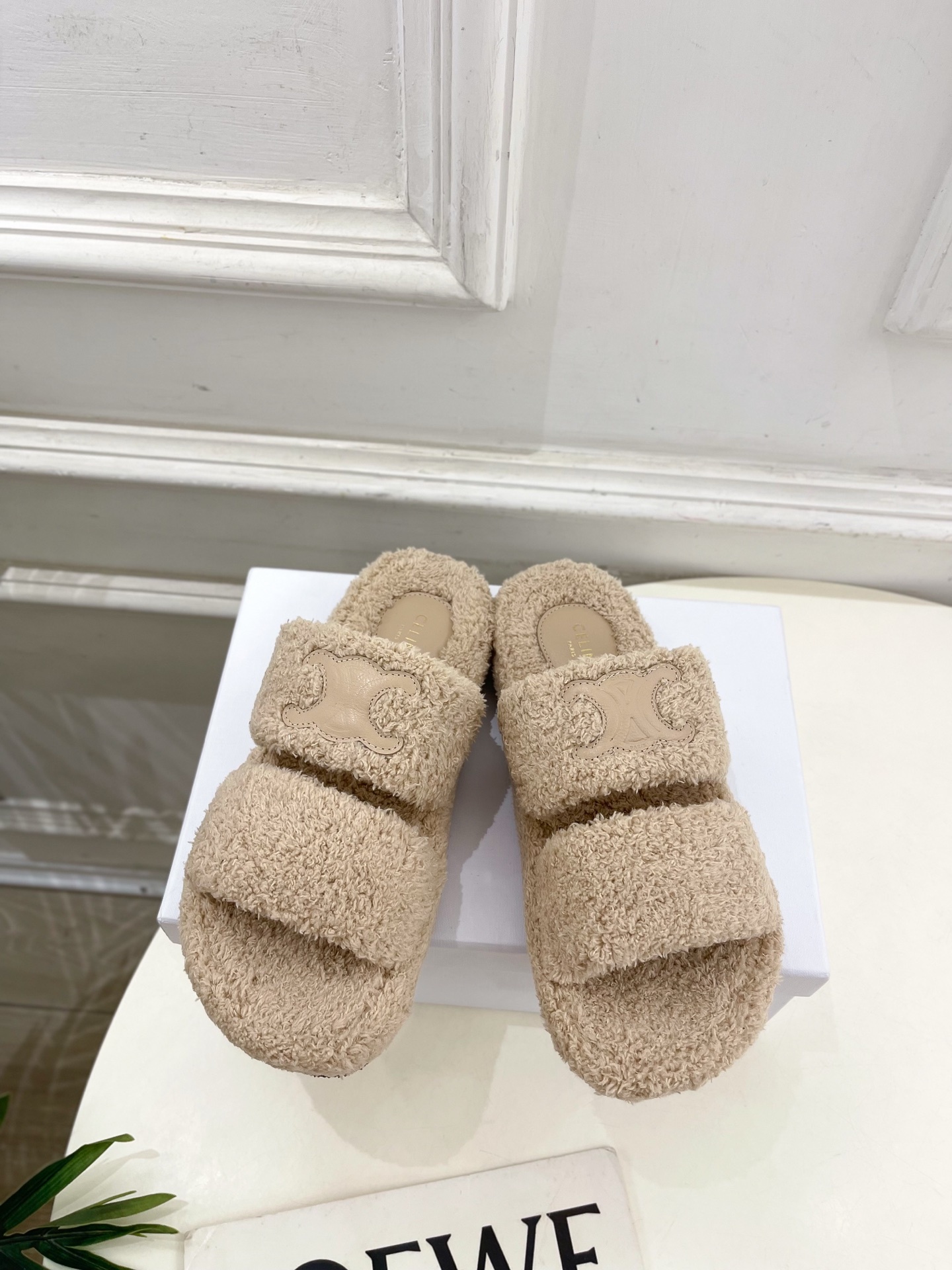 CELINE | 赛琳 25𝐬𝐬
💛2025秋冬新品 凯旋门厚底毛毛拖鞋上新!
🔜BS 这一季