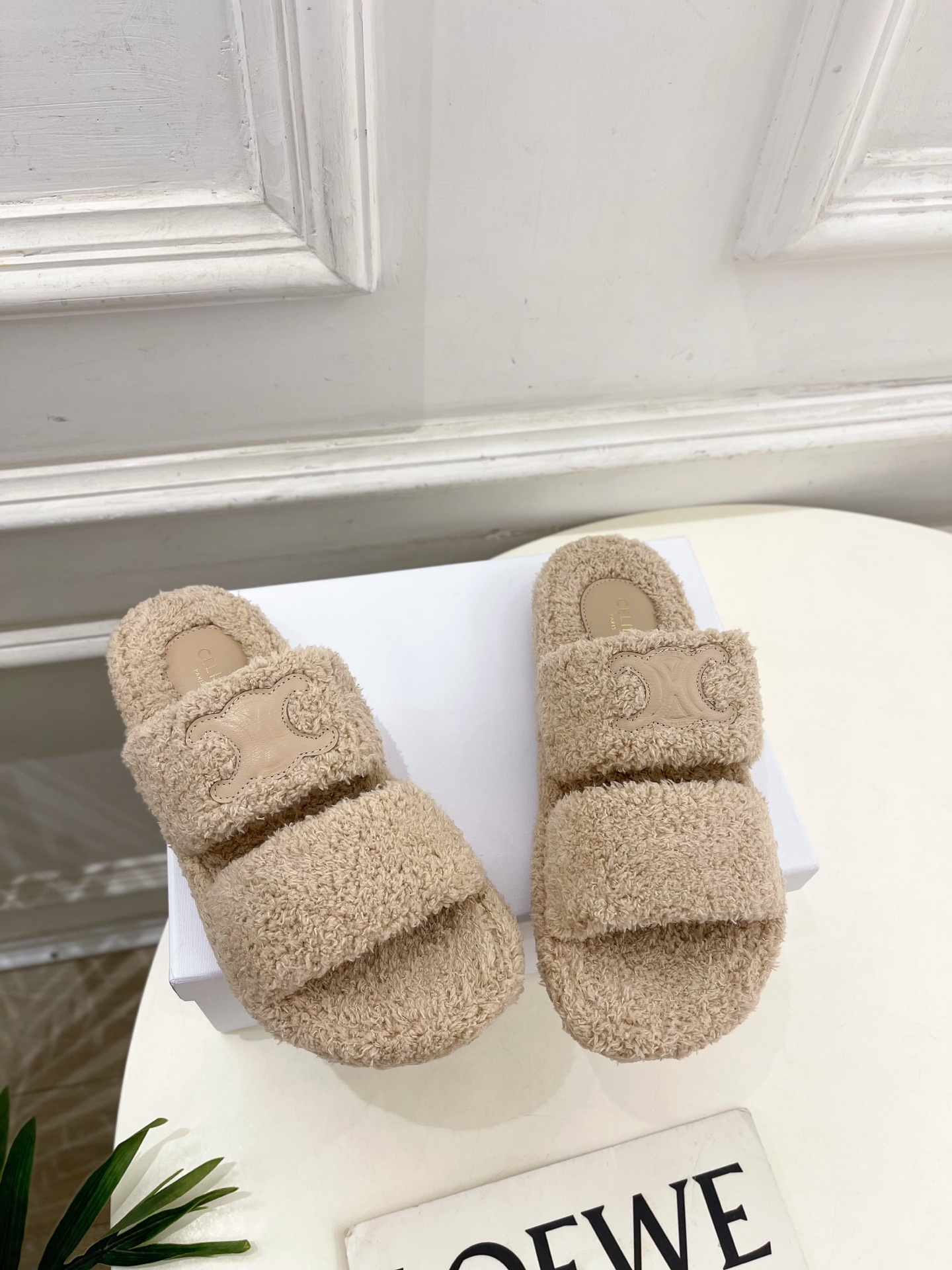 CELINE | 赛琳 25𝐬𝐬
💛2025秋冬新品 凯旋门厚底毛毛拖鞋上新!
🔜BS 这一季