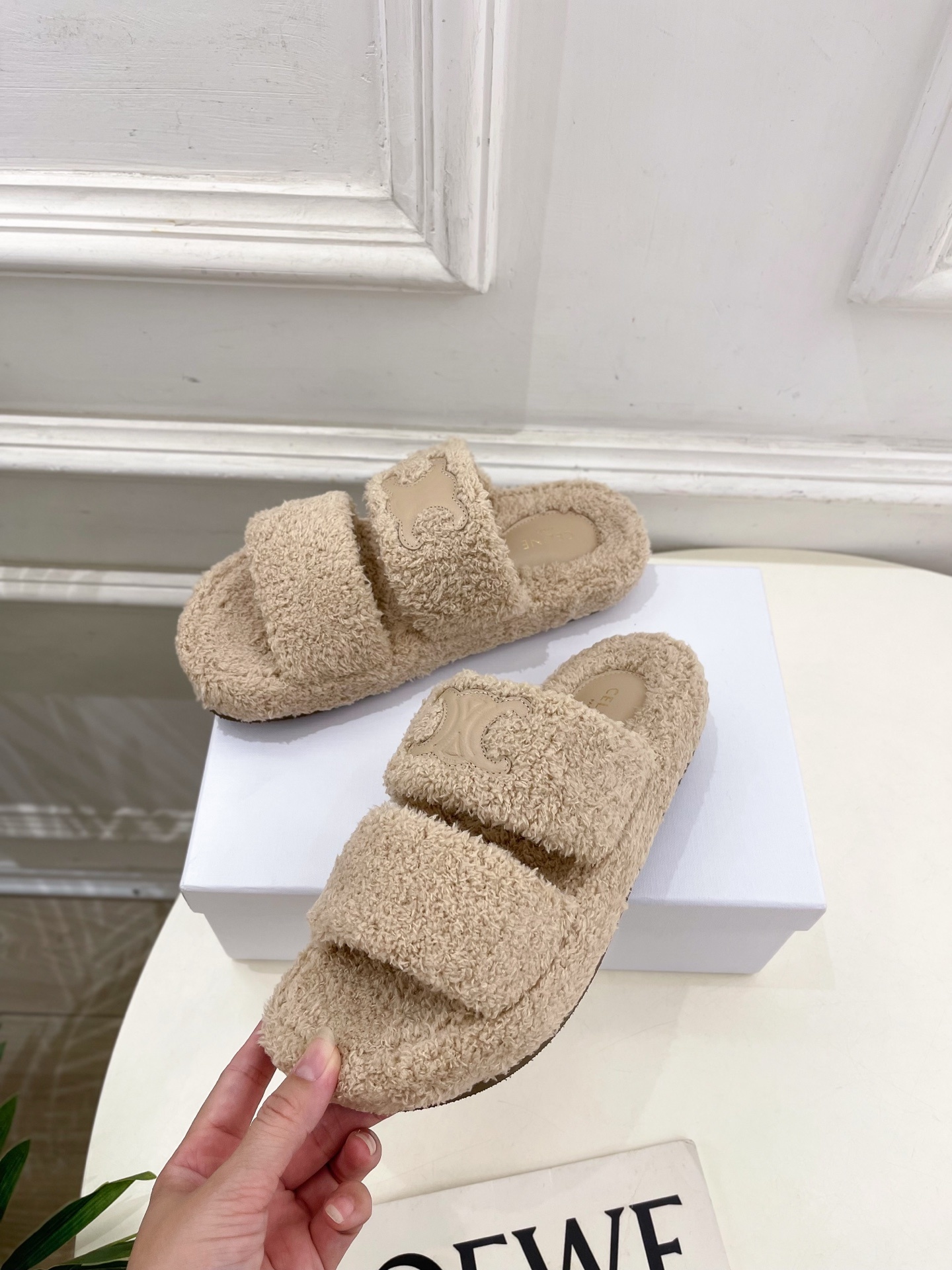 CELINE | 赛琳 25𝐬𝐬
💛2025秋冬新品 凯旋门厚底毛毛拖鞋上新!
🔜BS 这一季