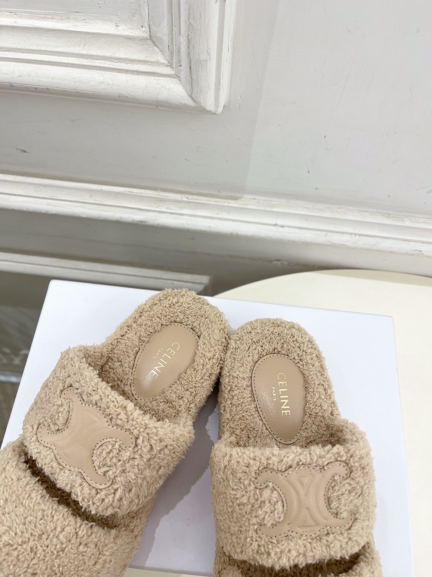 CELINE | 赛琳 25𝐬𝐬
💛2025秋冬新品 凯旋门厚底毛毛拖鞋上新!
🔜BS 这一季