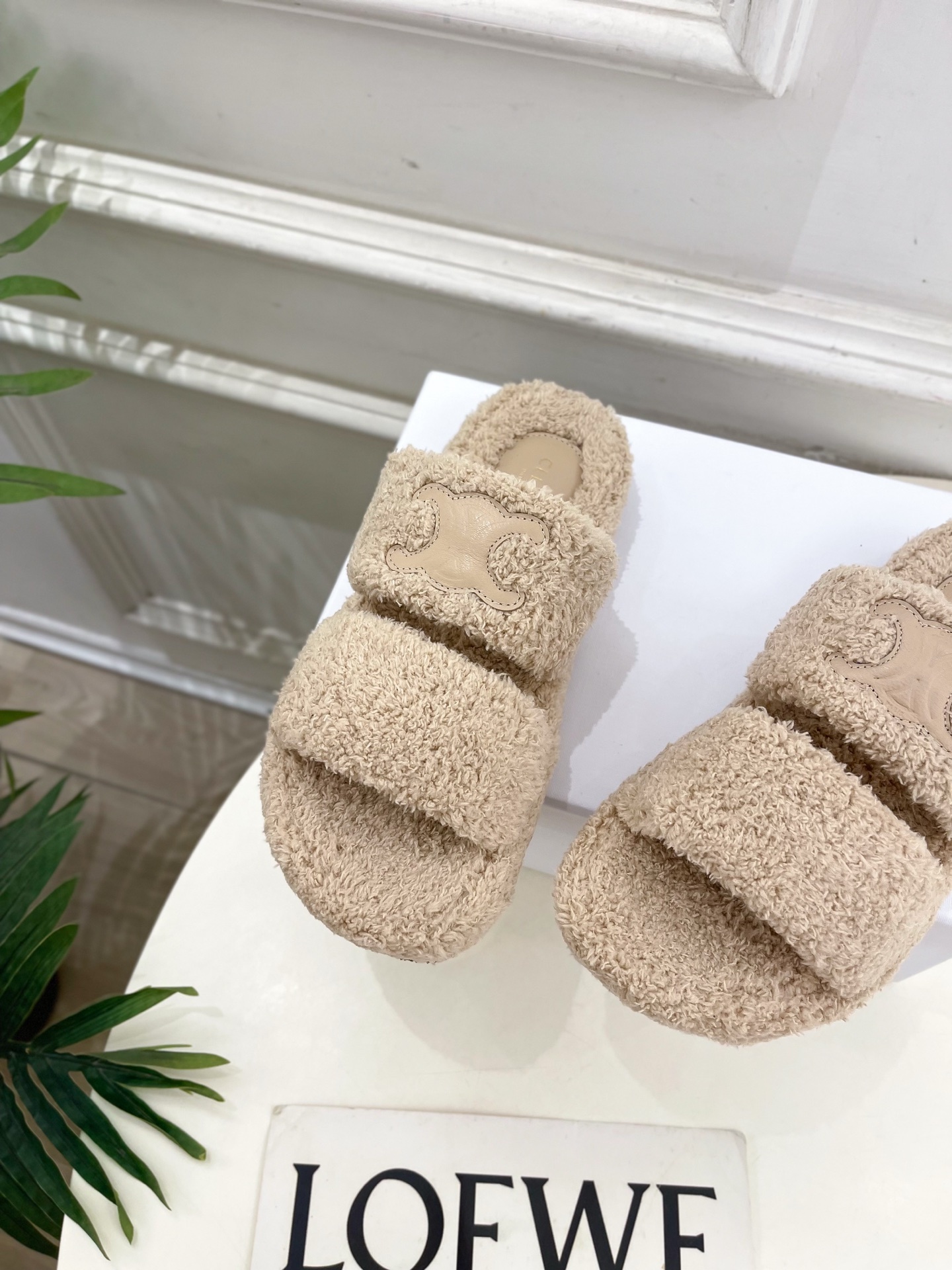 CELINE | 赛琳 25𝐬𝐬
💛2025秋冬新品 凯旋门厚底毛毛拖鞋上新!
🔜BS 这一季