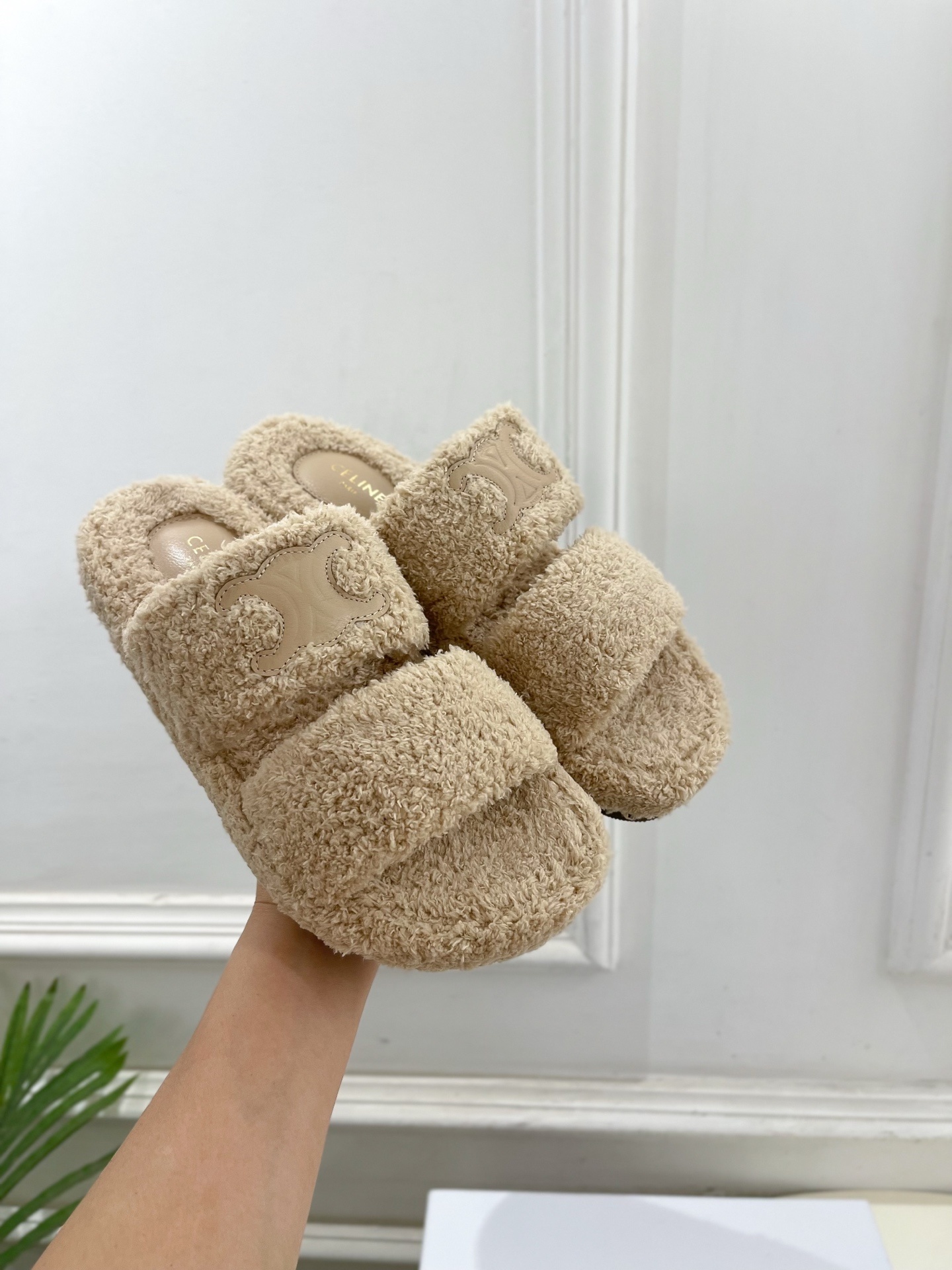 CELINE | 赛琳 25𝐬𝐬
💛2025秋冬新品 凯旋门厚底毛毛拖鞋上新!
🔜BS 这一季