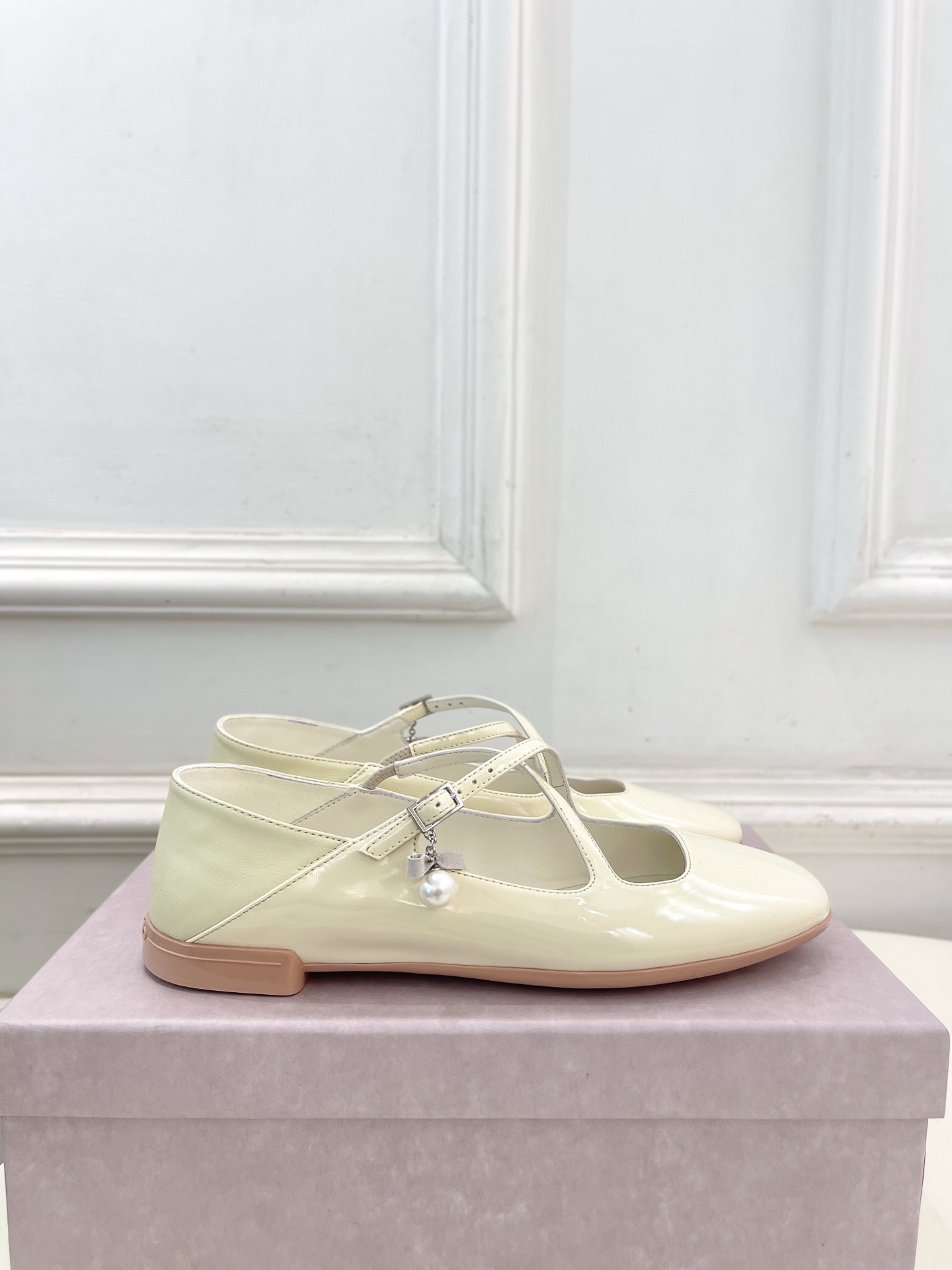 JimmyChoo✨吉米周 25ss ———
    
2025春夏新品 专柜最新 Eleri Ball