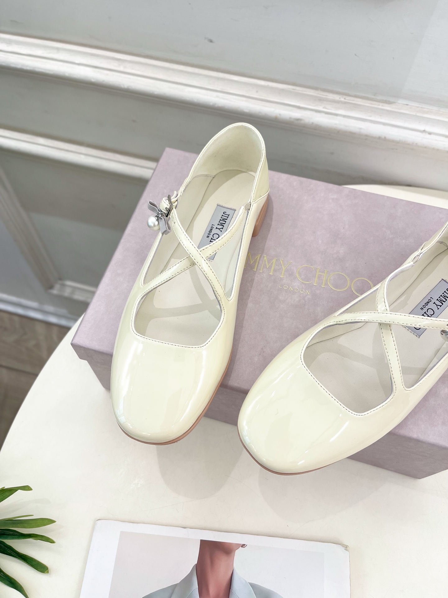 JimmyChoo✨吉米周 25ss ———
    
2025春夏新品 专柜最新 Eleri Ball