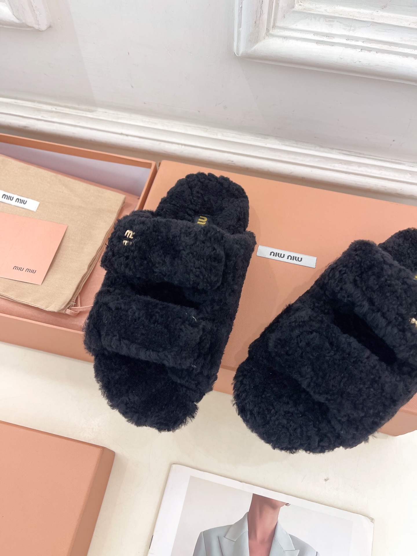 Miu Miu | 缪缪  25𝐬𝐬

🖤2025秋冬新品   专柜主打最新走秀款 经典字母双带魔术贴毛