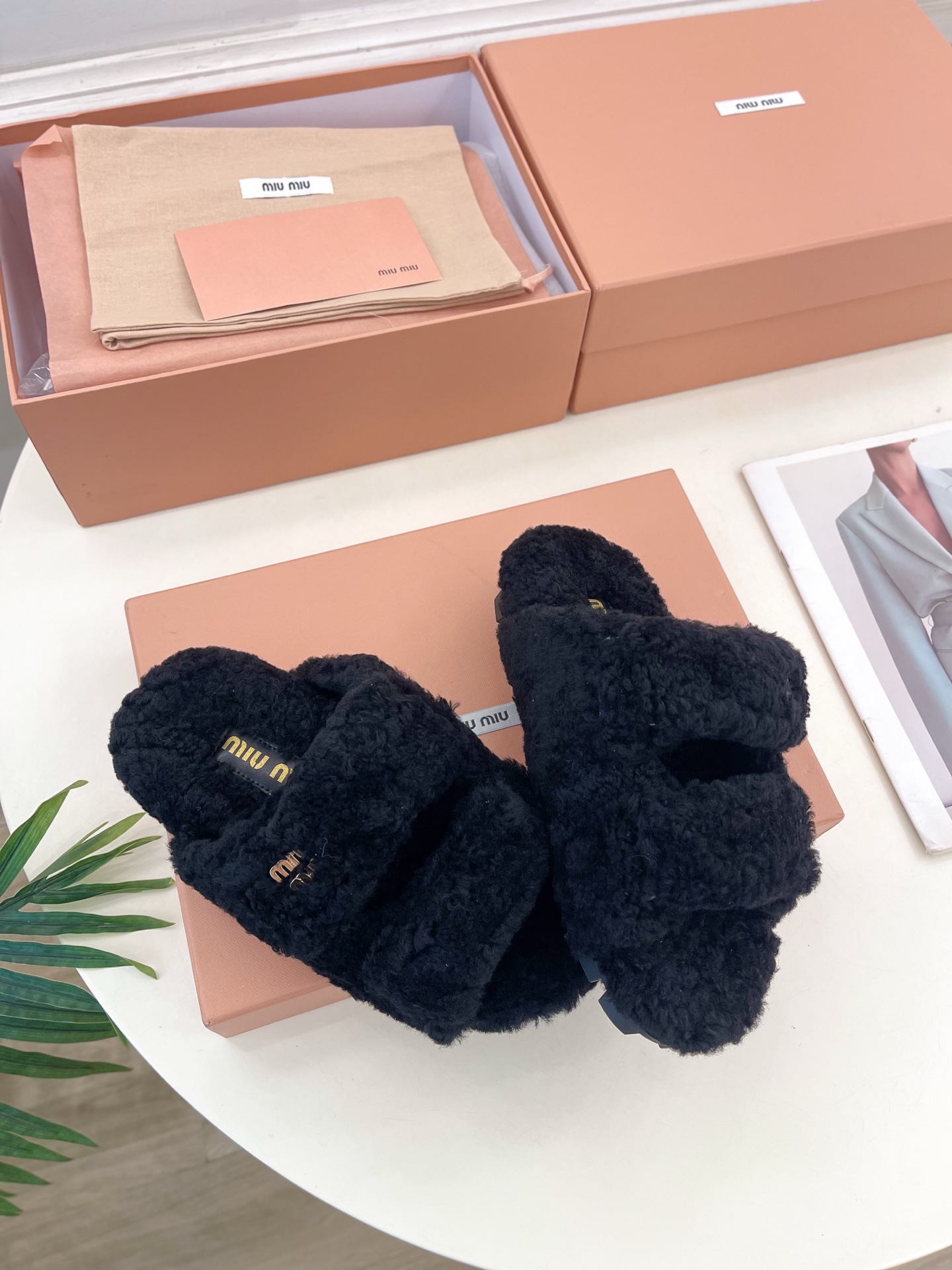 Miu Miu | 缪缪  25𝐬𝐬

🖤2025秋冬新品   专柜主打最新走秀款 经典字母双带魔术贴毛