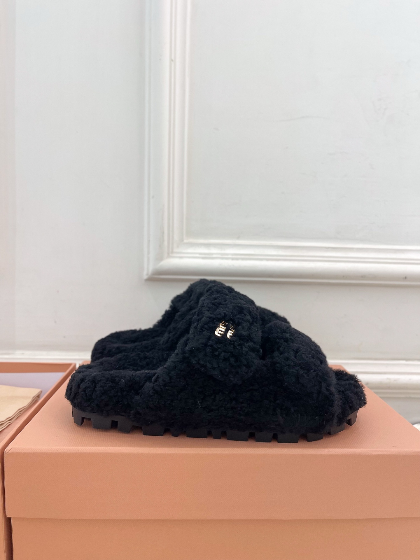 Miu Miu | 缪缪  25𝐬𝐬

🖤2025秋冬新品   专柜主打最新走秀款 经典字母双带魔术贴毛