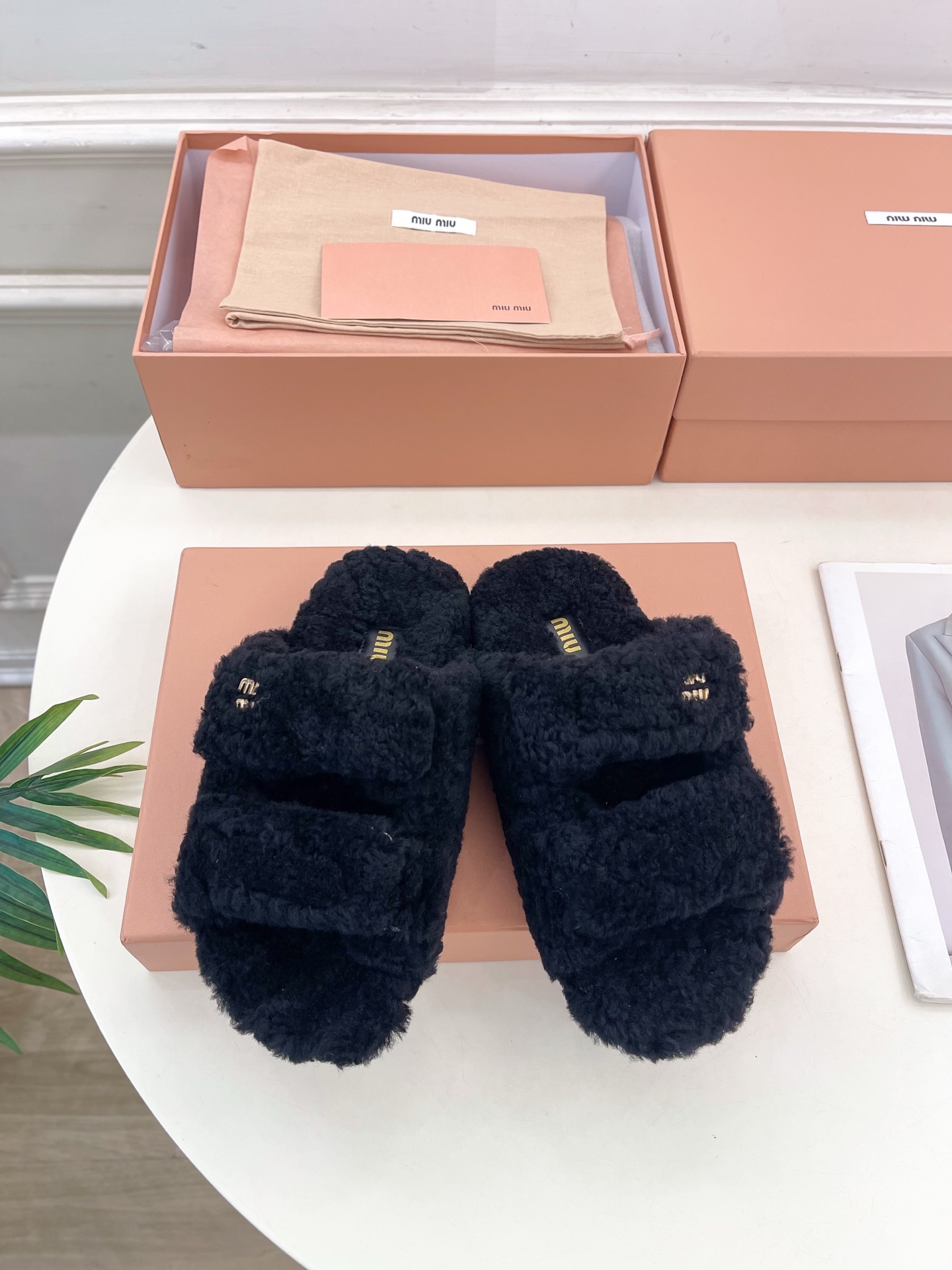Miu Miu | 缪缪  25𝐬𝐬

🖤2025秋冬新品   专柜主打最新走秀款 经典字母双带魔术贴毛
