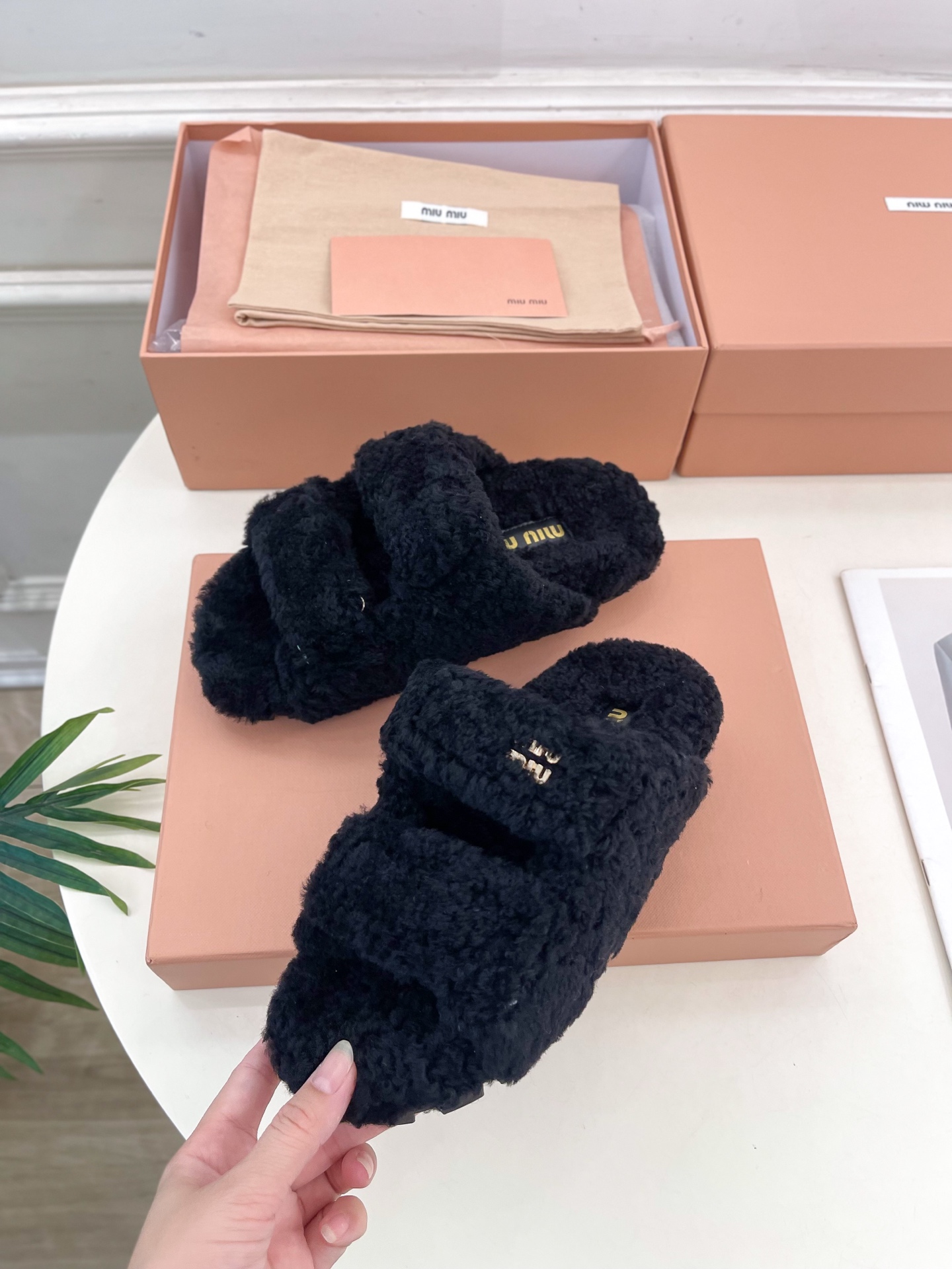 Miu Miu | 缪缪  25𝐬𝐬

🖤2025秋冬新品   专柜主打最新走秀款 经典字母双带魔术贴毛