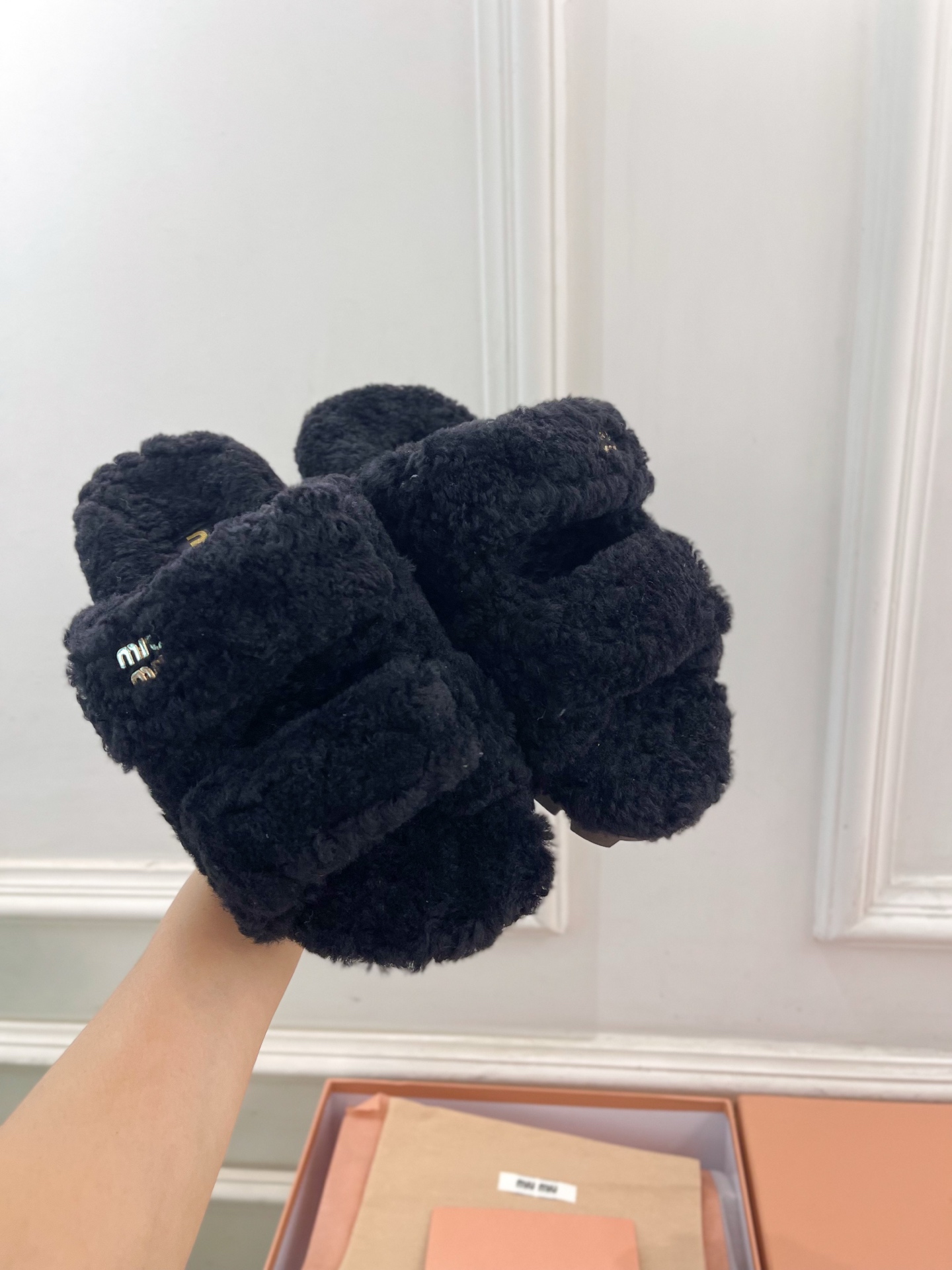 Miu Miu | 缪缪  25𝐬𝐬

🖤2025秋冬新品   专柜主打最新走秀款 经典字母双带魔术贴毛