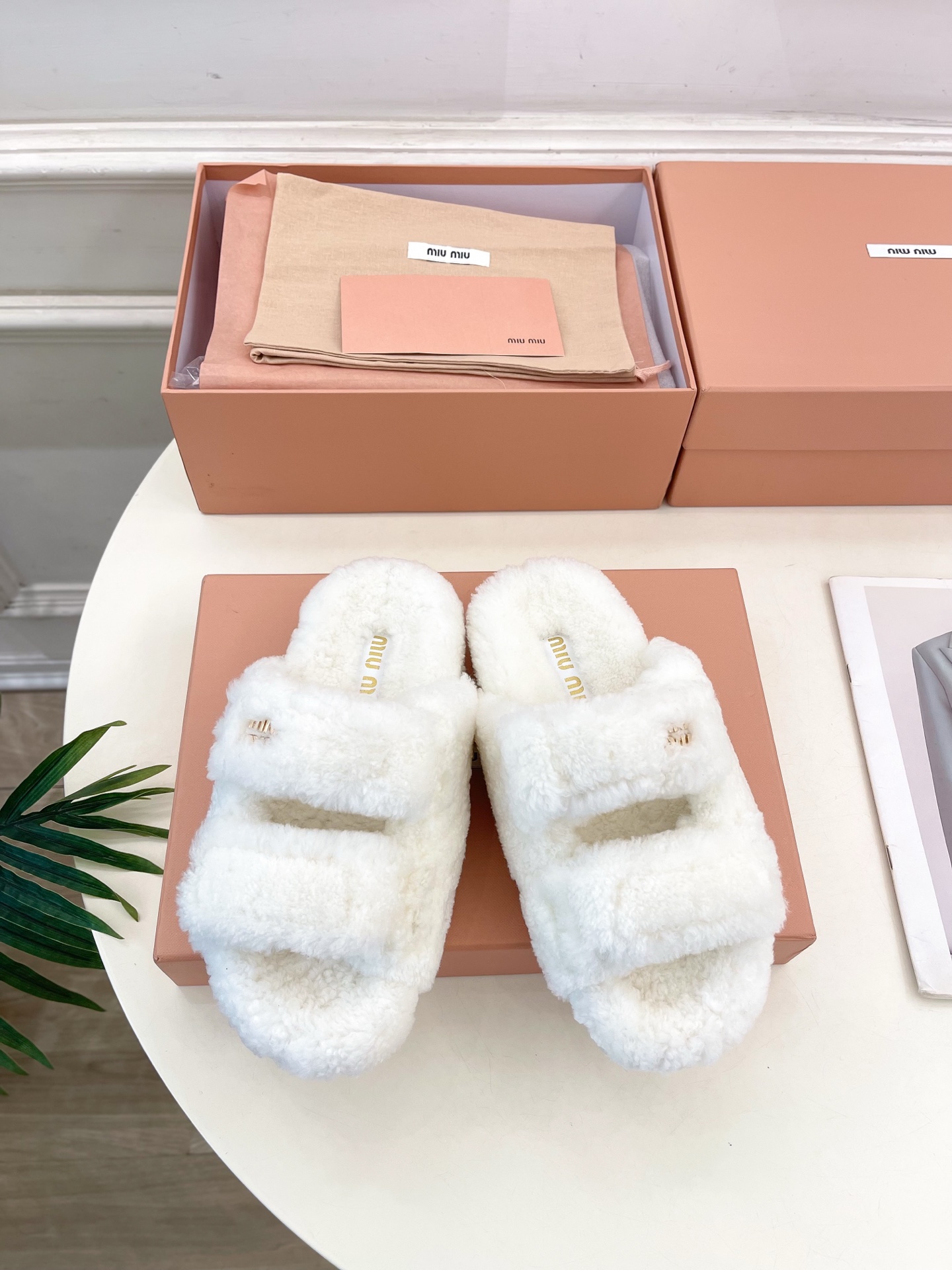 Miu Miu | 缪缪  25𝐬𝐬

🖤2025秋冬新品   专柜主打最新走秀款 经典字母双带魔术贴毛