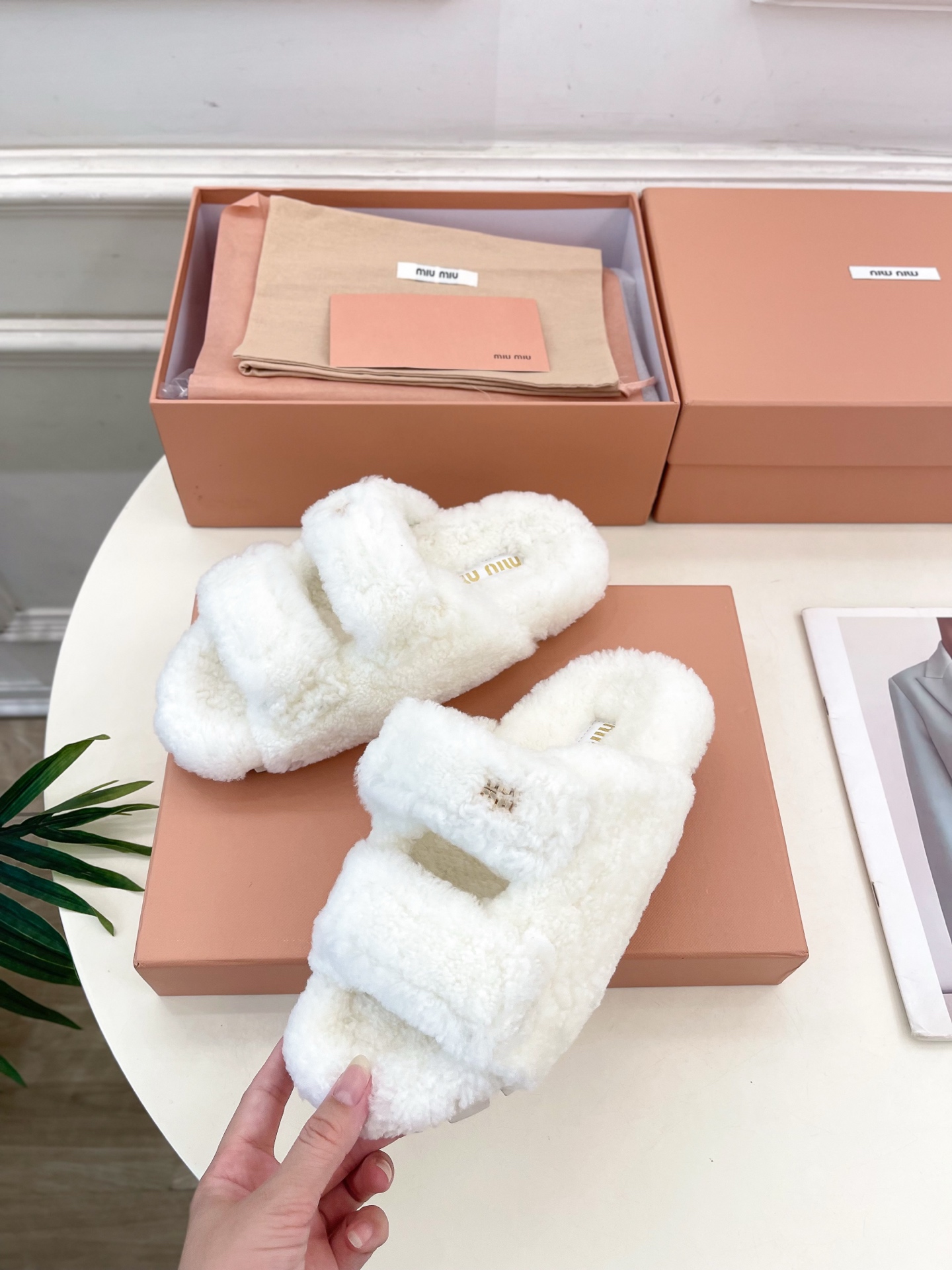 Miu Miu | 缪缪  25𝐬𝐬

🖤2025秋冬新品   专柜主打最新走秀款 经典字母双带魔术贴毛