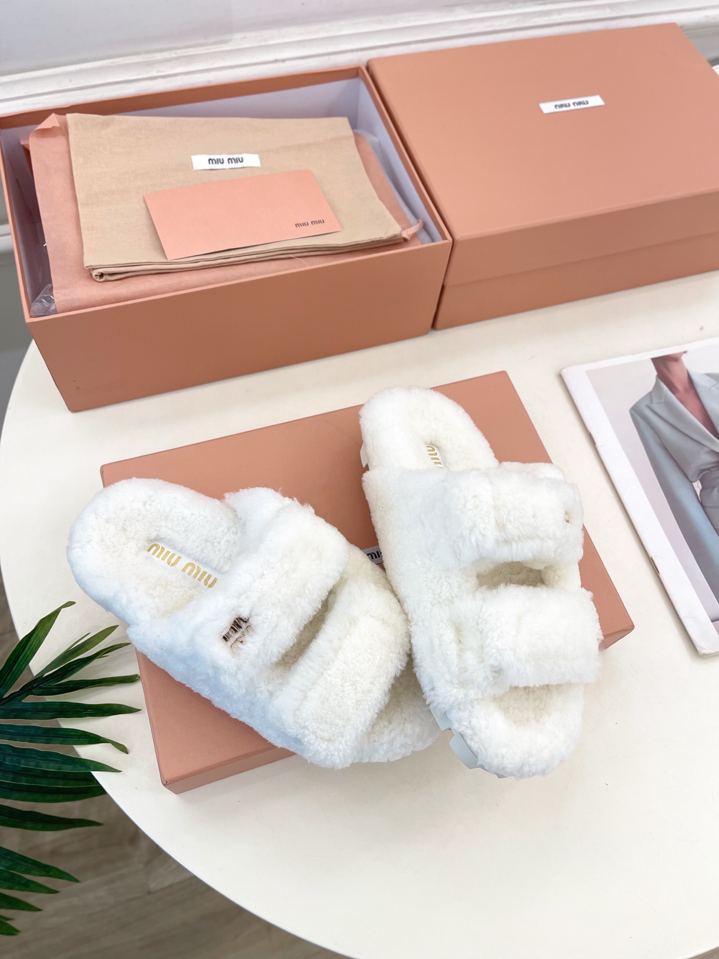 Miu Miu | 缪缪  25𝐬𝐬

🖤2025秋冬新品   专柜主打最新走秀款 经典字母双带魔术贴毛