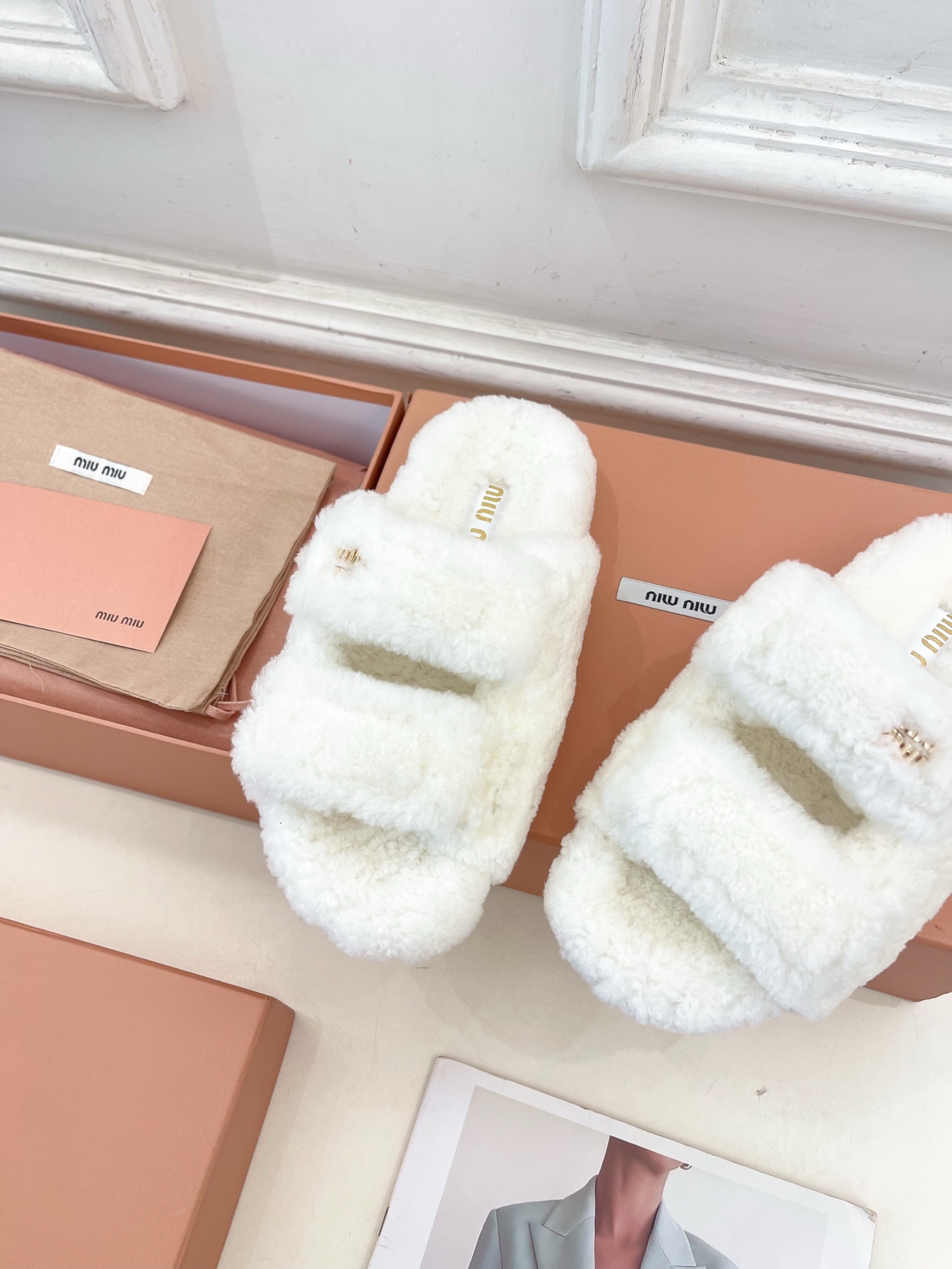 Miu Miu | 缪缪  25𝐬𝐬

🖤2025秋冬新品   专柜主打最新走秀款 经典字母双带魔术贴毛