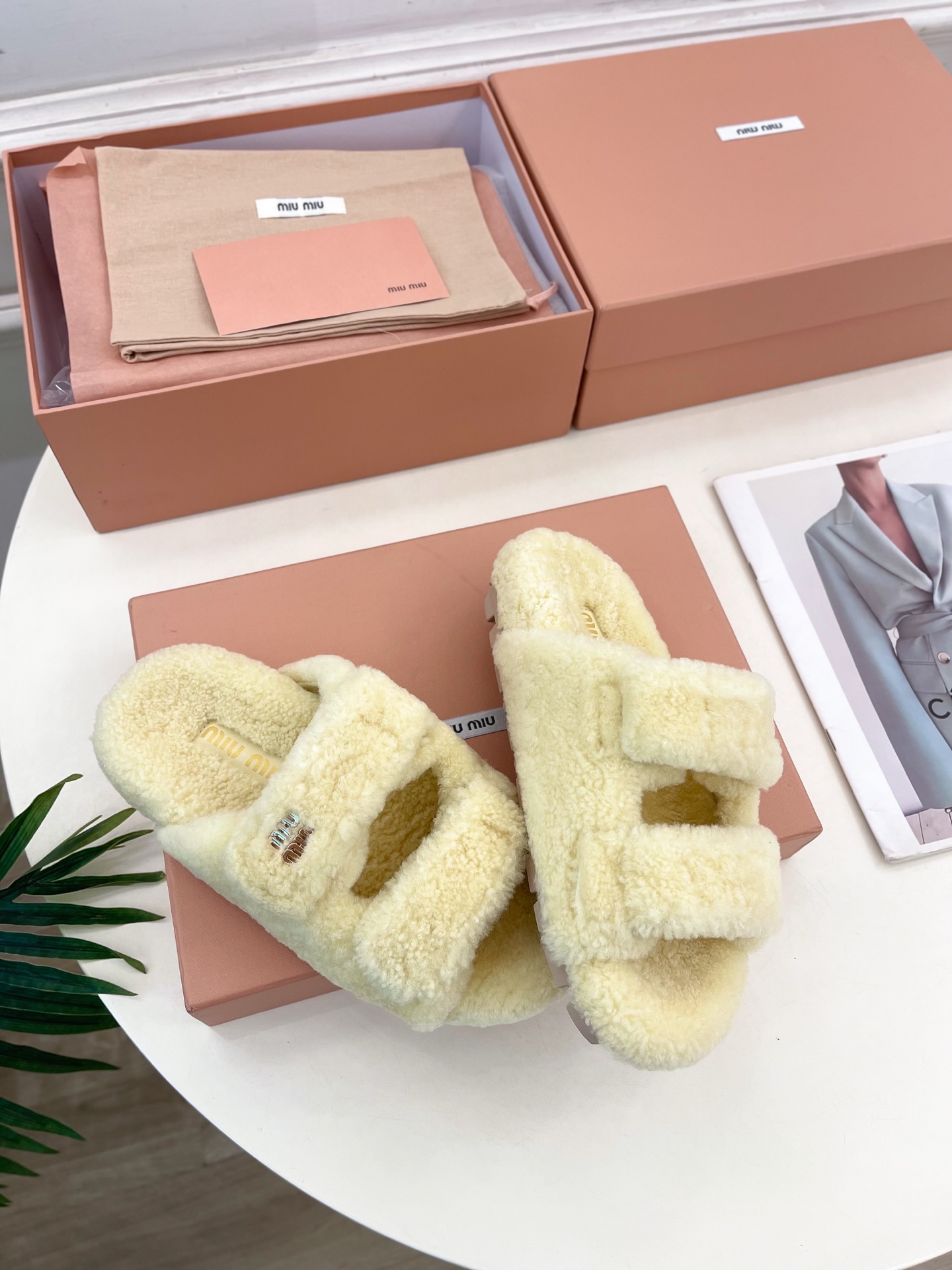 Miu Miu | 缪缪  25𝐬𝐬

🖤2025秋冬新品   专柜主打最新走秀款 经典字母双带魔术贴毛