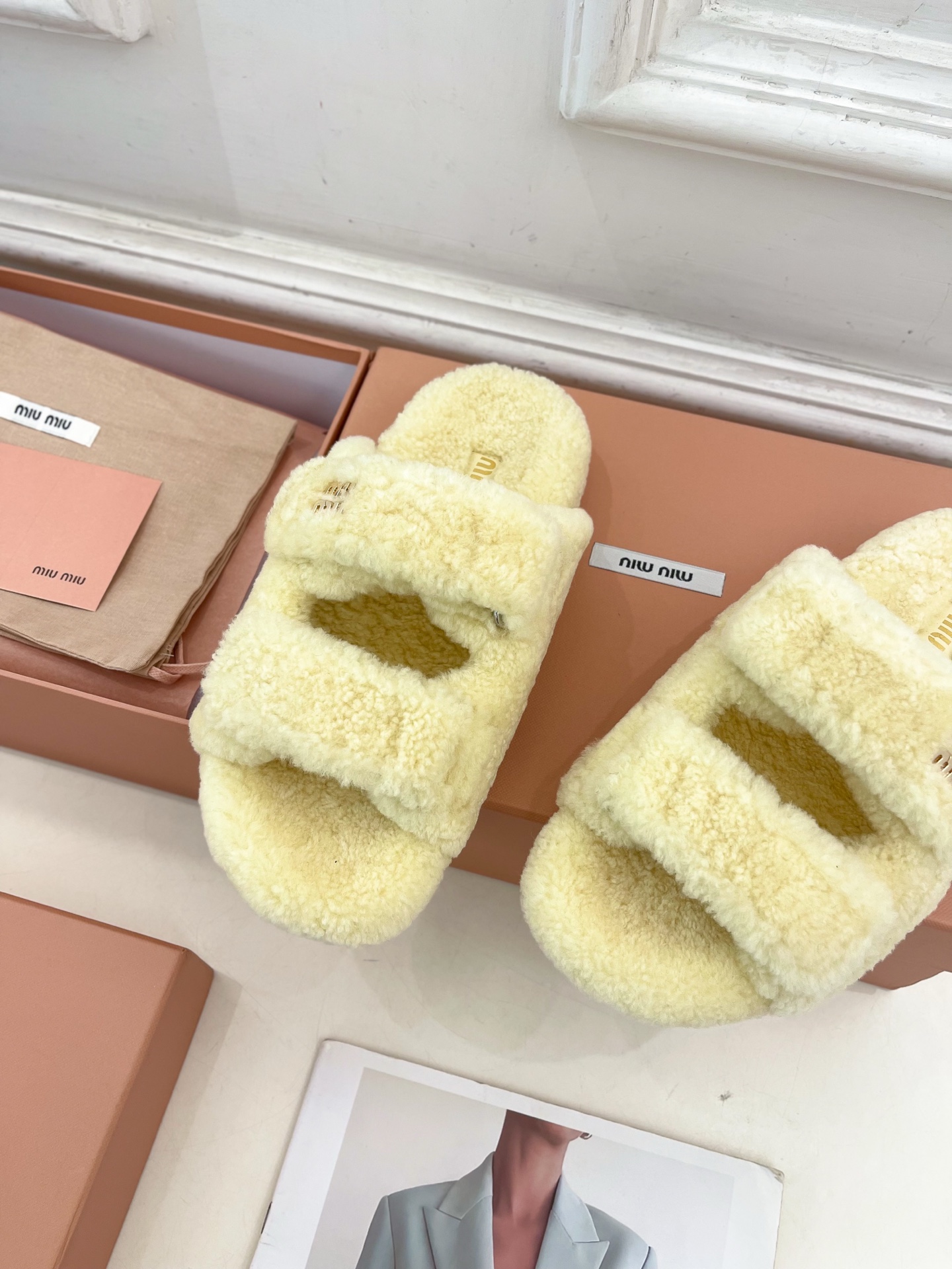 Miu Miu | 缪缪  25𝐬𝐬

🖤2025秋冬新品   专柜主打最新走秀款 经典字母双带魔术贴毛