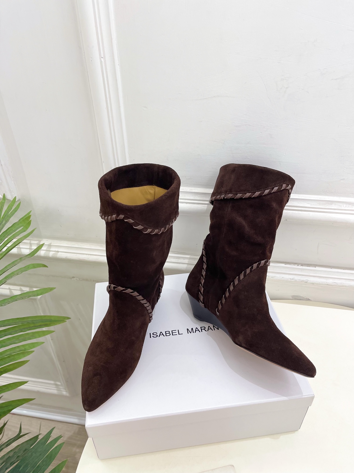 ISABEL MARANT | 伊莎贝尔  25𝐬𝐬

2025秋冬新品 经典复古尖头一脚蹬短靴！   