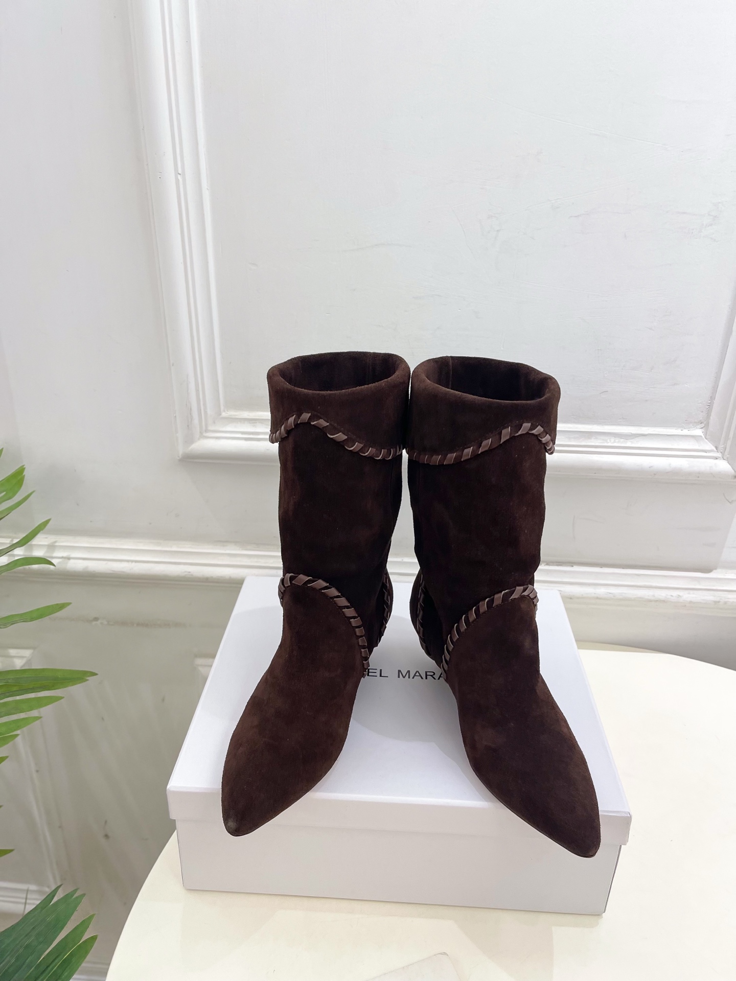 ISABEL MARANT | 伊莎贝尔  25𝐬𝐬

2025秋冬新品 经典复古尖头一脚蹬短靴！   