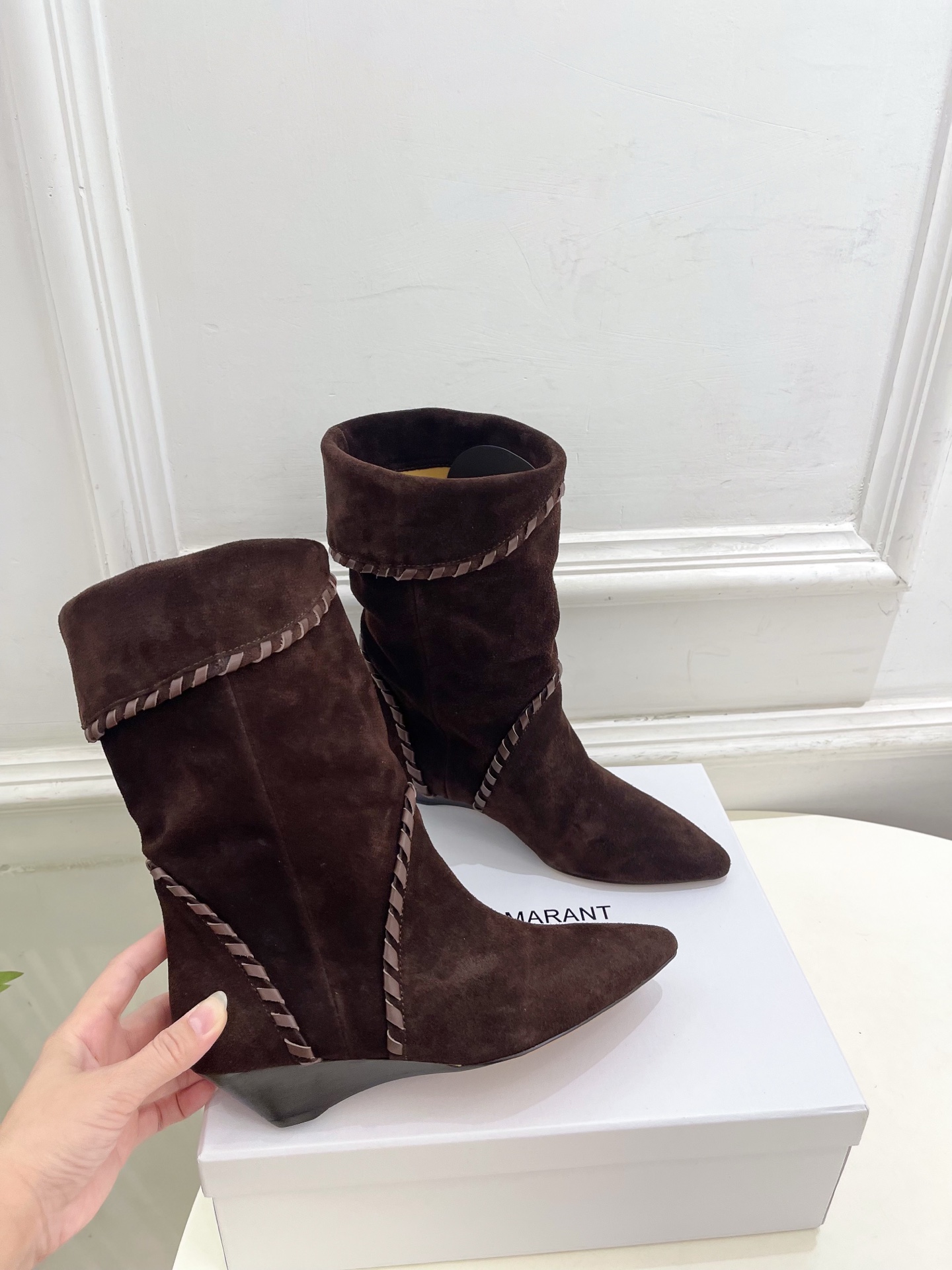 ISABEL MARANT | 伊莎贝尔  25𝐬𝐬

2025秋冬新品 经典复古尖头一脚蹬短靴！   