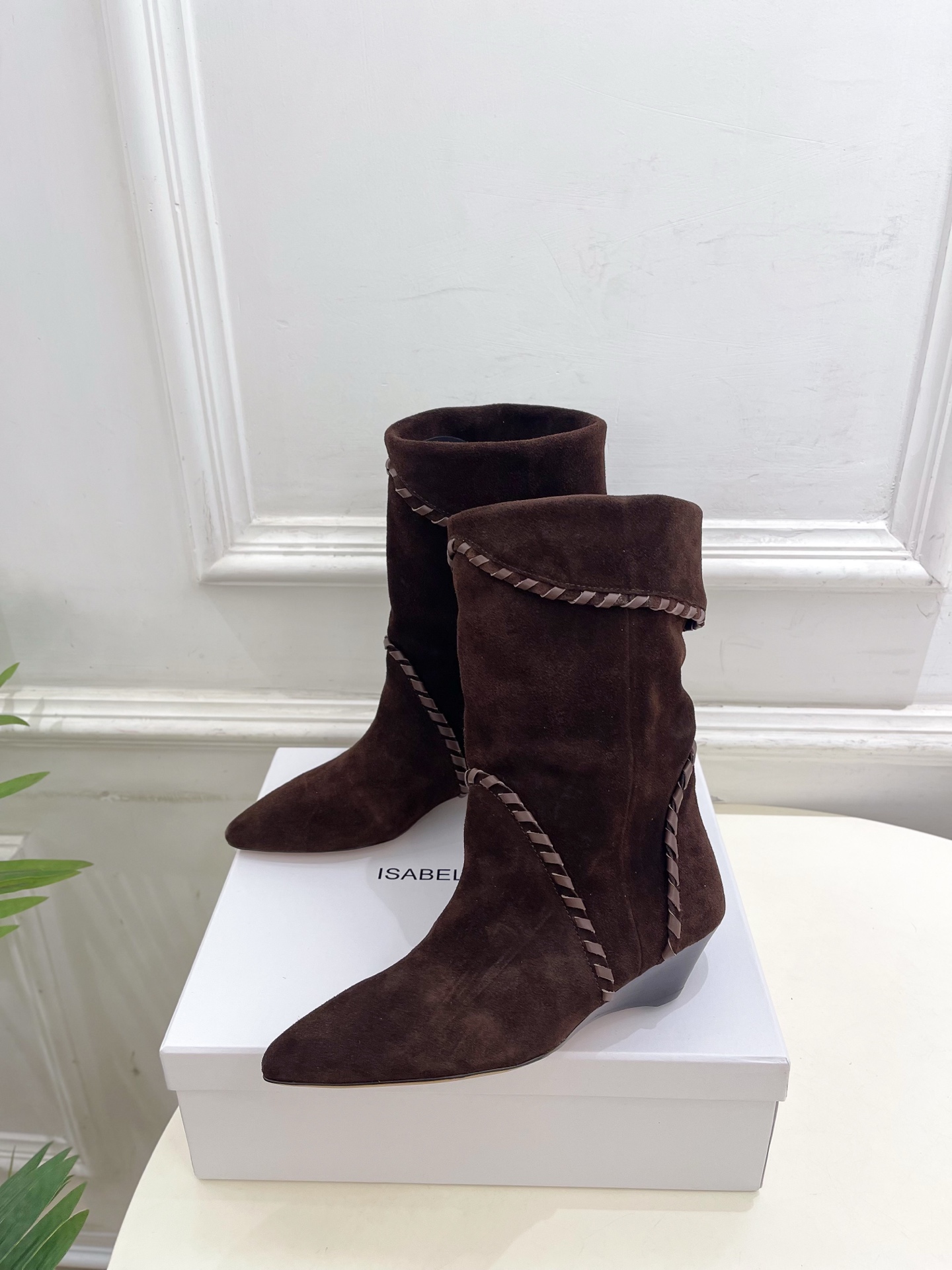 ISABEL MARANT | 伊莎贝尔  25𝐬𝐬

2025秋冬新品 经典复古尖头一脚蹬短靴！   