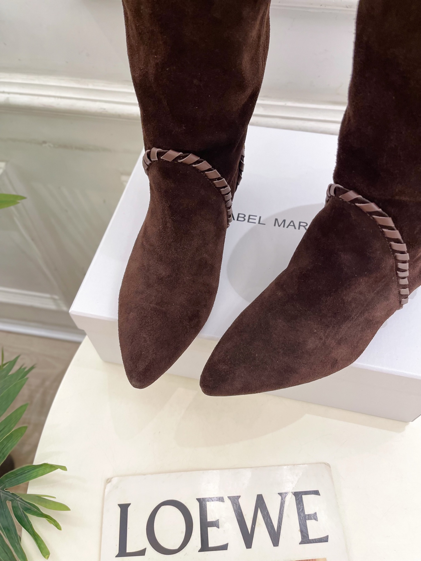 ISABEL MARANT | 伊莎贝尔  25𝐬𝐬

2025秋冬新品 经典复古尖头一脚蹬短靴！   