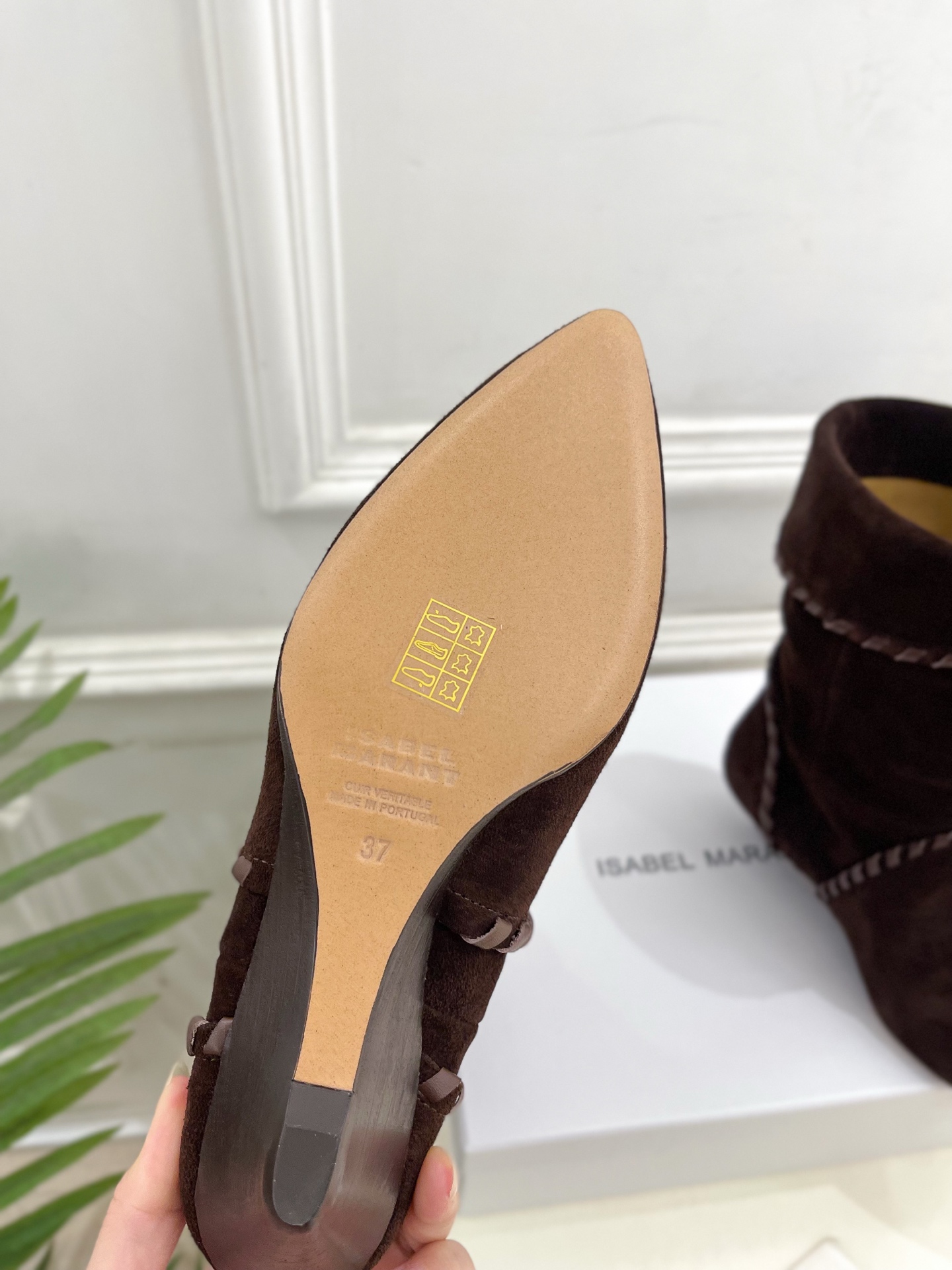 ISABEL MARANT | 伊莎贝尔  25𝐬𝐬

2025秋冬新品 经典复古尖头一脚蹬短靴！   