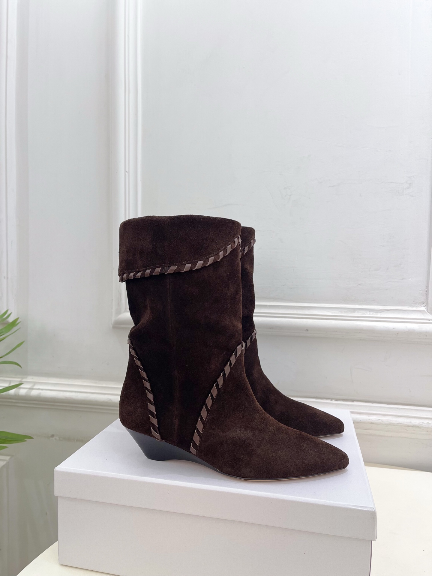 ISABEL MARANT | 伊莎贝尔  25𝐬𝐬

2025秋冬新品 经典复古尖头一脚蹬短靴！   